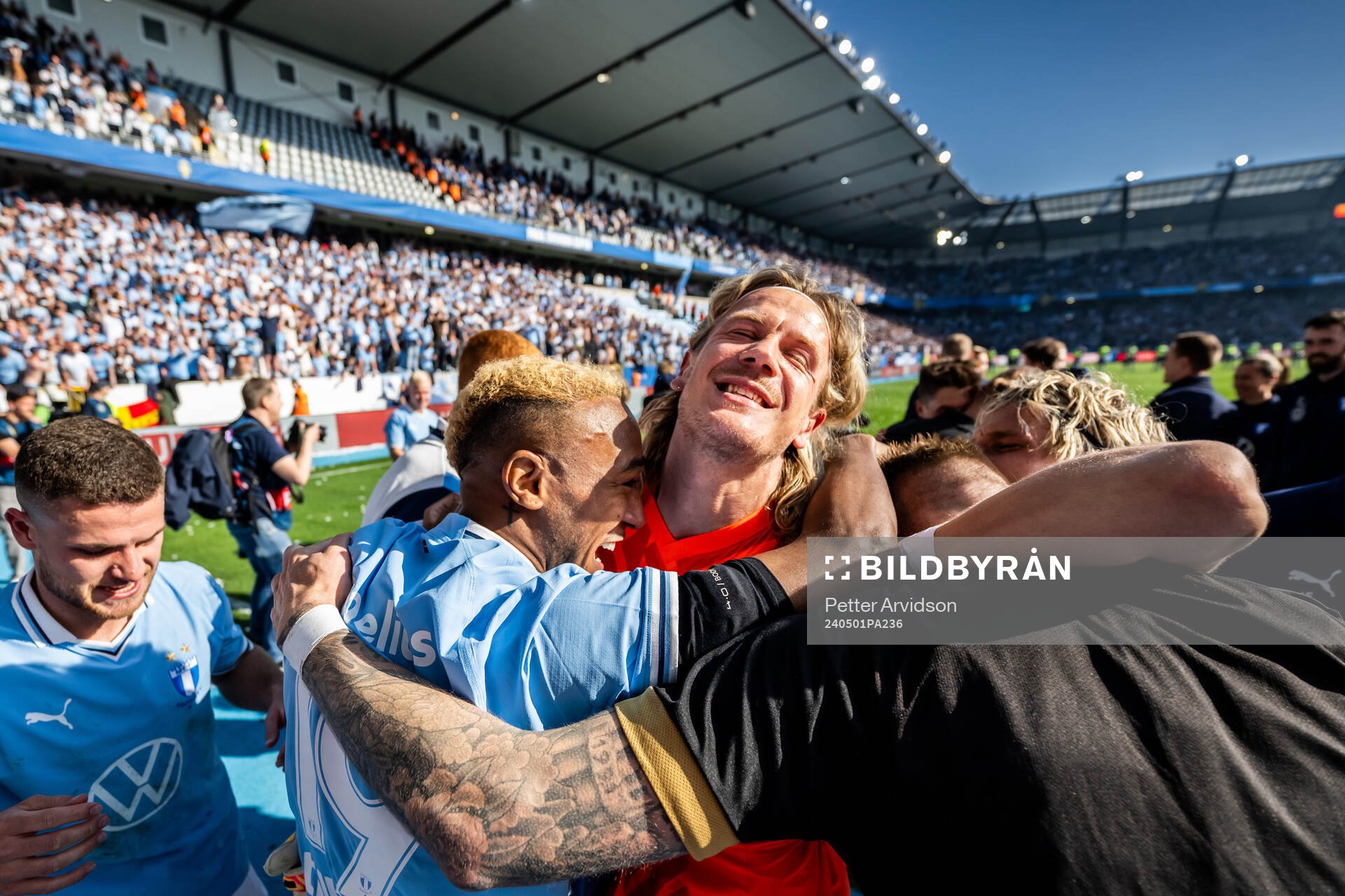 Malmö FFs Derek Cornelius och målvakt Johan Dahlin jublar