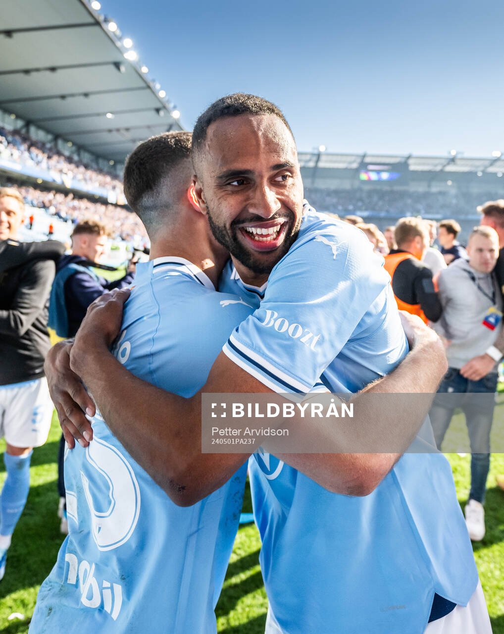 Malmö FFs Gabriel Dal Toe Busanello och Isaac Kiese Thelin jublar efter straffläggningen under finalen i Svenska Cupen mellan Malmö FF och Djurgården den 1 maj 2024 i Malmö.
