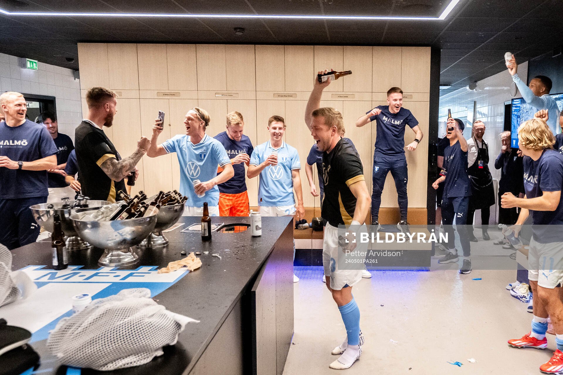 Malmö FFs Anton Tinnerholm jublar i omklädningsrummet