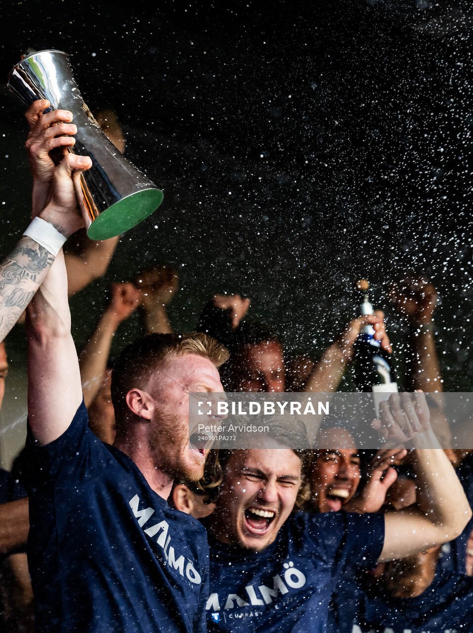 Malmö FFs Anders Christiansen jublar med pokalen