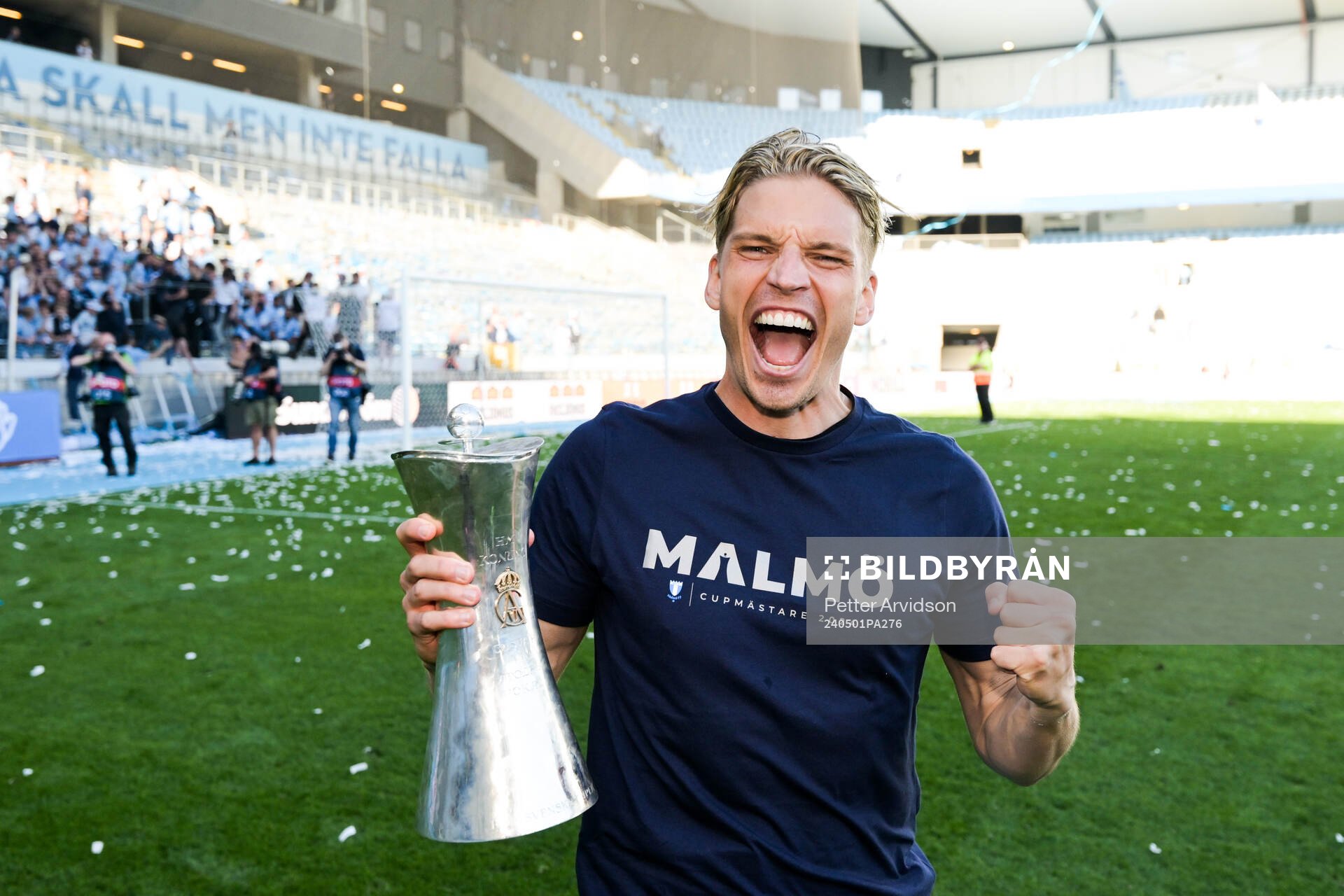 Malmö FFs Jens Stryger Larsen jublar med pokalen