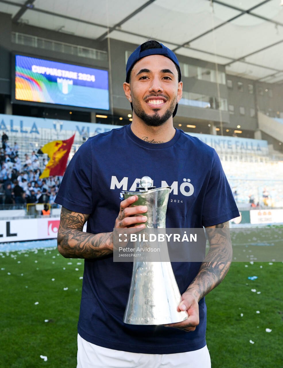 Malmö FFs Sergio Pena Flores med pokalen