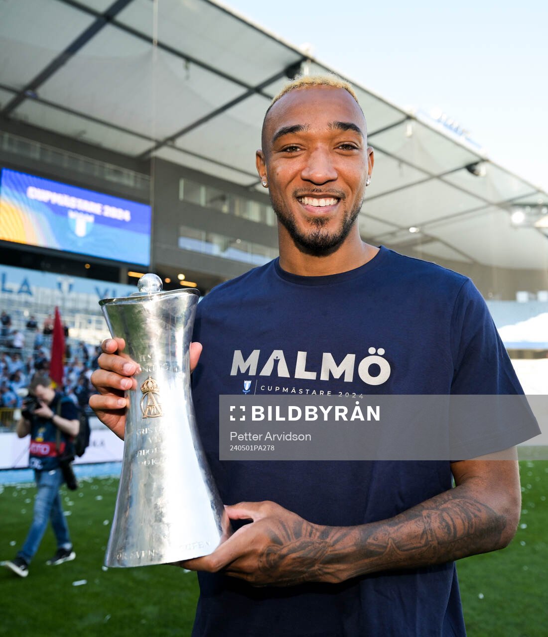 Malmö FFs Derek Cornelius poserar med pokalen