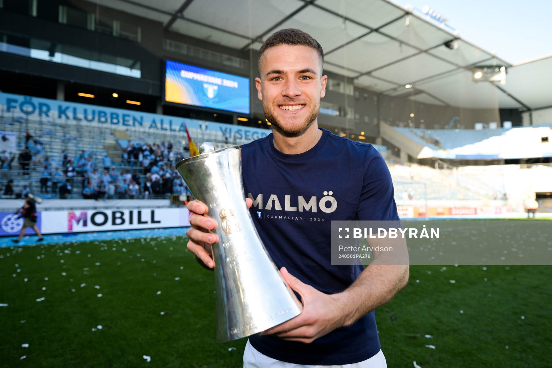Malmö FFs Gabriel Dal Toe Busanello poserar med pokalen
