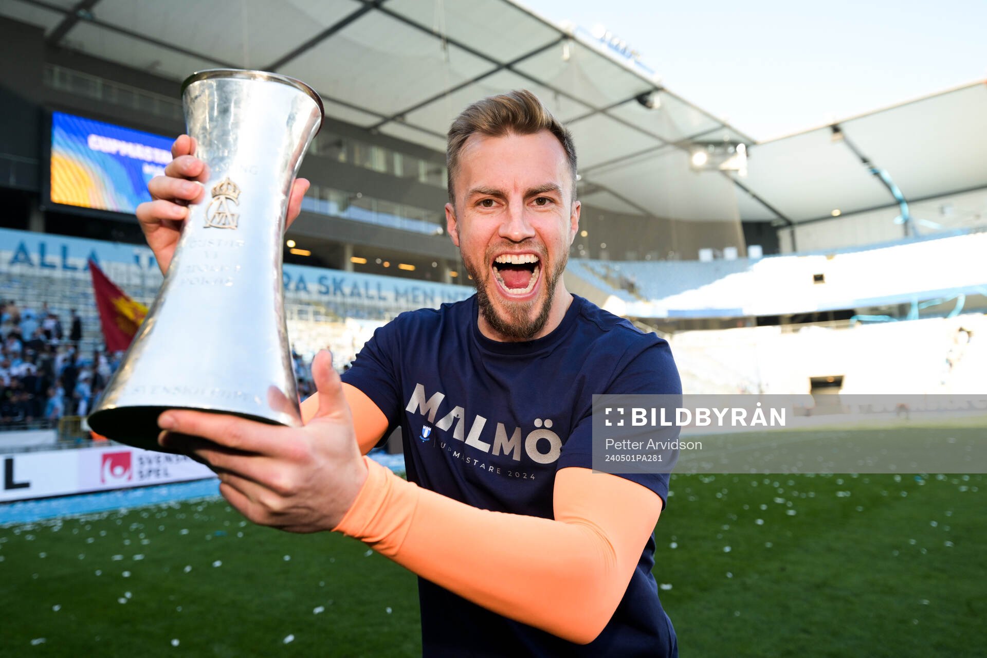 Malmö FFs målvakt Ricardo Friedrich jublar med pokalen efter finalen i Svenska Cupen mellan Malmö FF och Djurgården den 1 maj 2024 i Malmö.