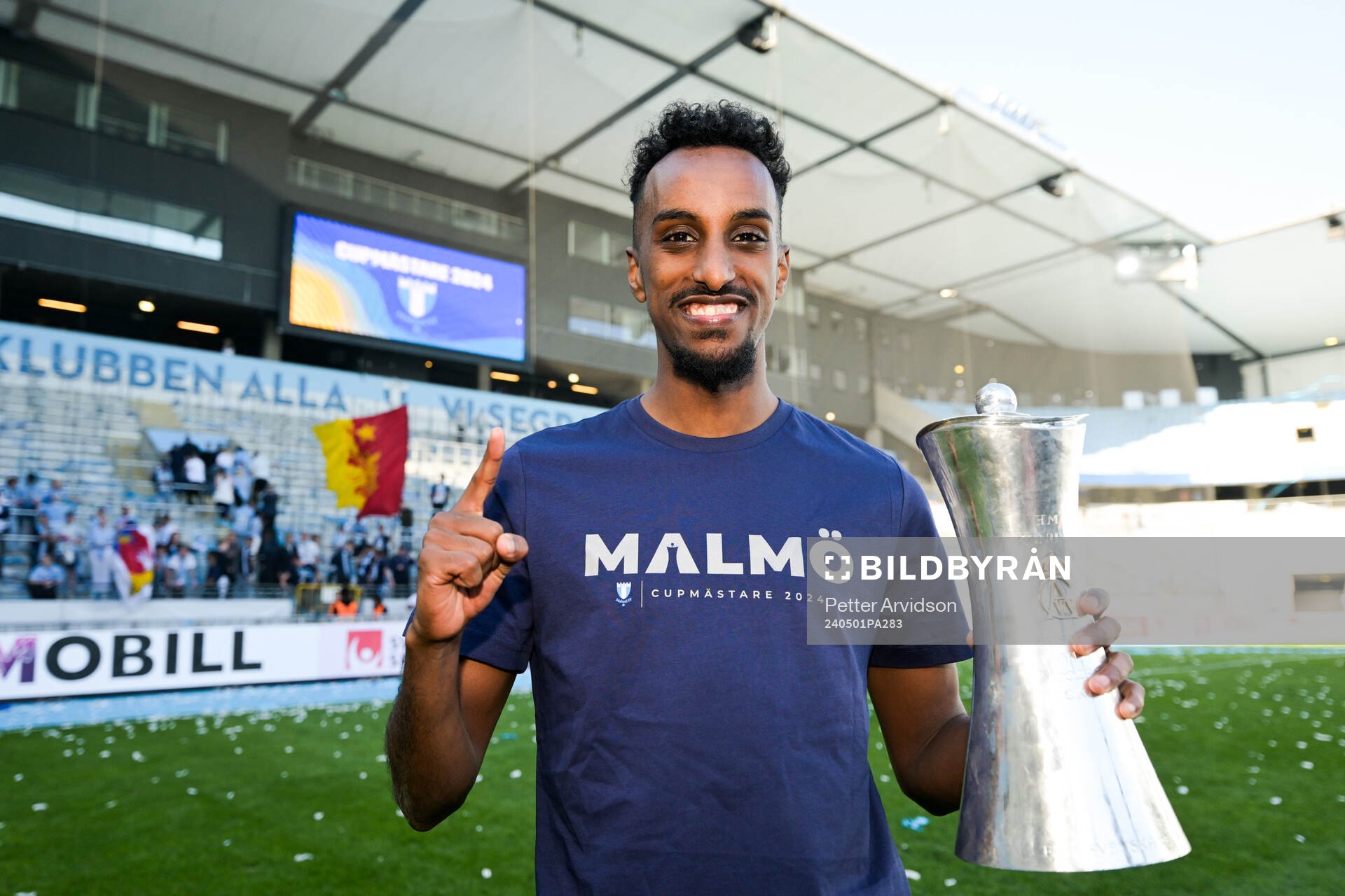 Malmö FFs Taha Abdi Ali poserar med pokalen