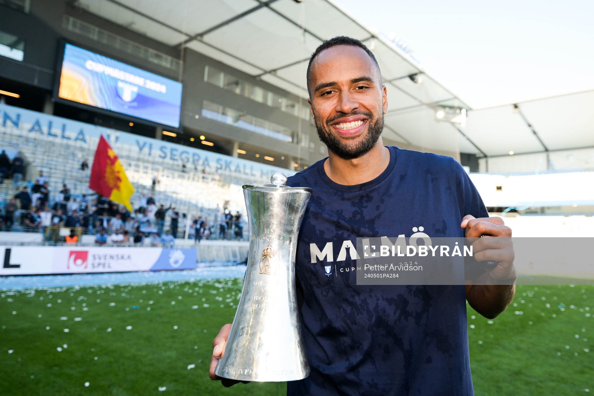 Malmö FFs Isaac Kiese Thelin poserar med pokalen