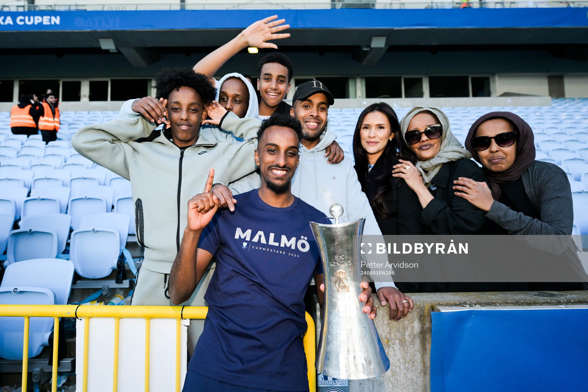 Malmö FFs Taha Abdi Ali poserar med pokalen