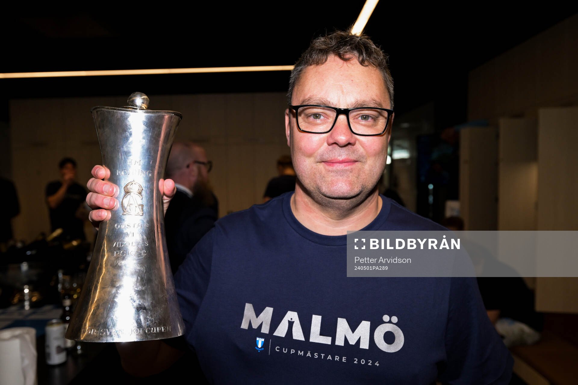 Malmö FFs materialförvaltare Daniel Möller poserar med pokalen efter finalen i Svenska Cupen mellan Malmö FF och Djurgården den 1 maj 2024 i Malmö.