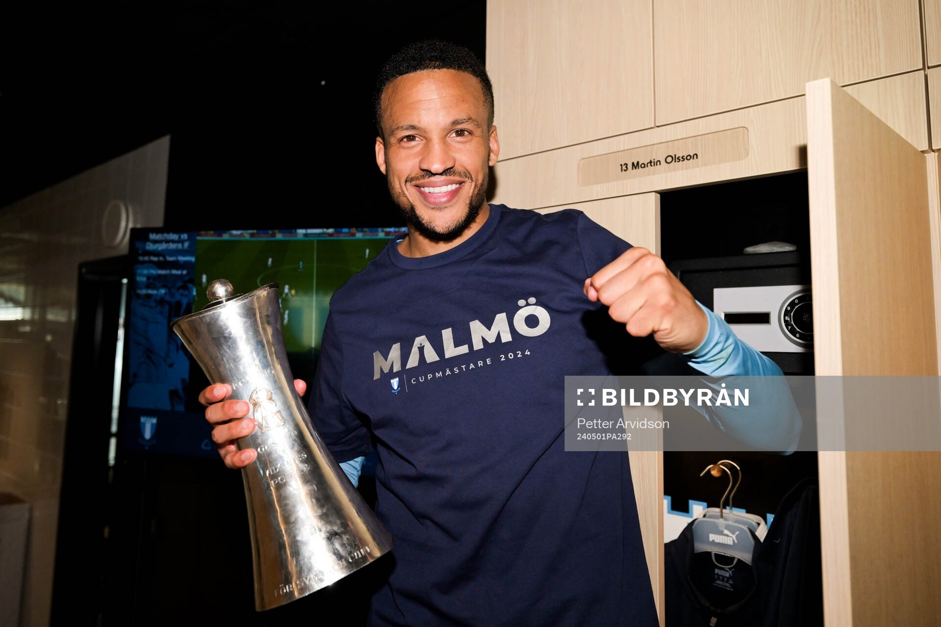 Malmö FFs Martin Olsson poserar med pokalen