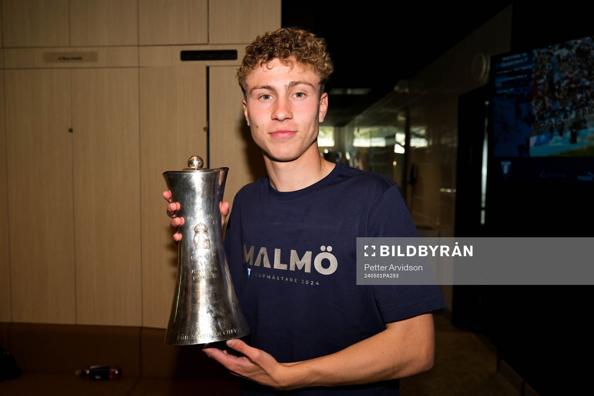 Malmö FFs Hugo Bolin poserar med pokalen