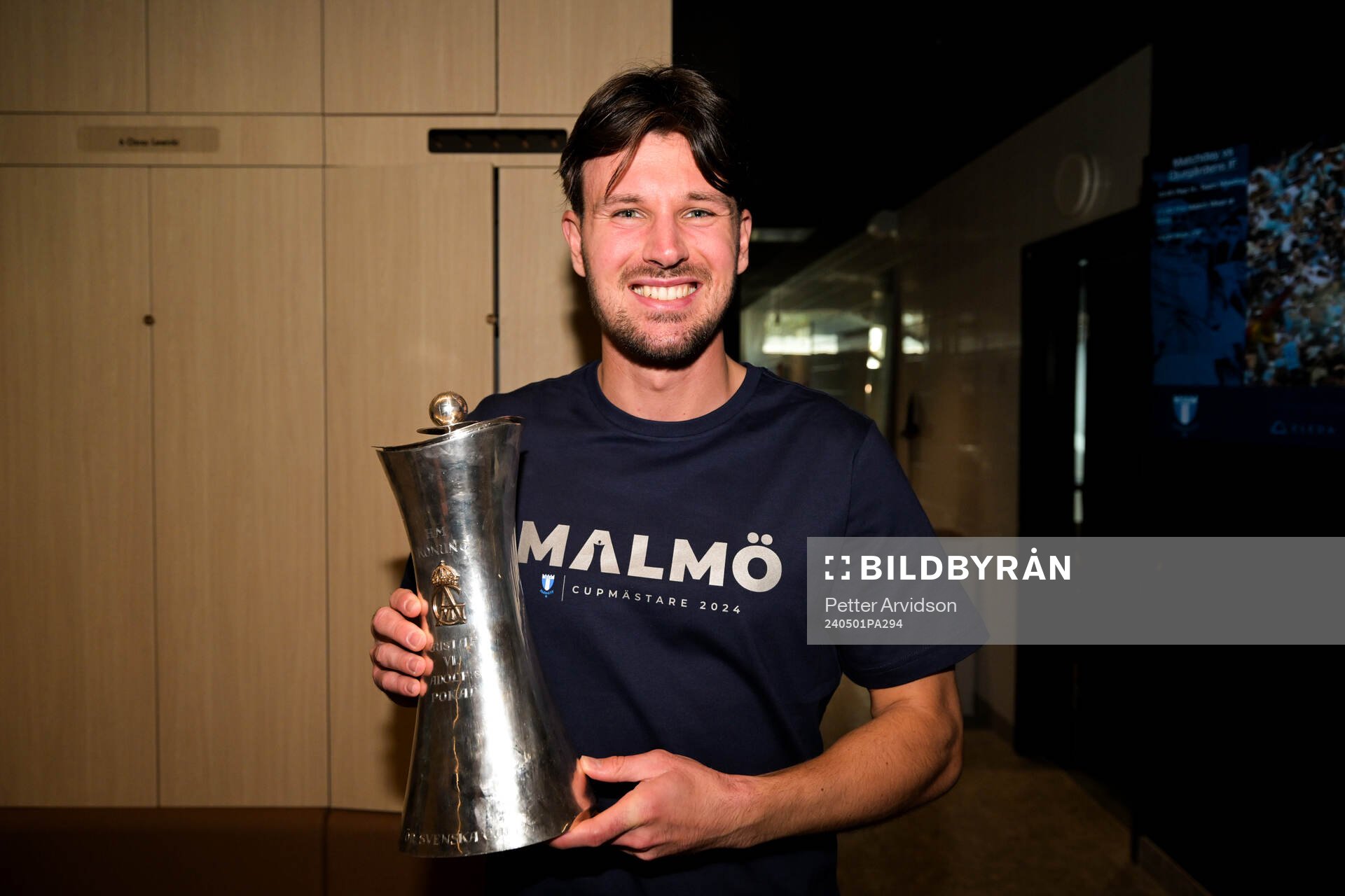 Malmö FFs Stefano Vecchia poserar med pokalen