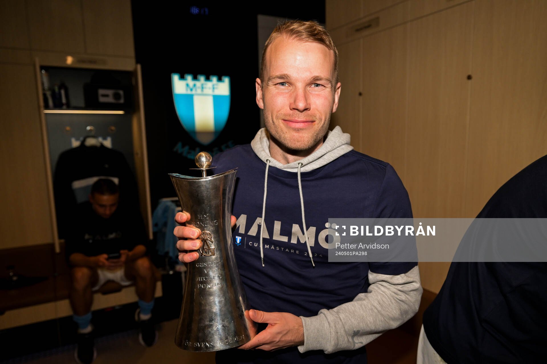 Malmö FFs Oscar Lewicki poserar med pokalen