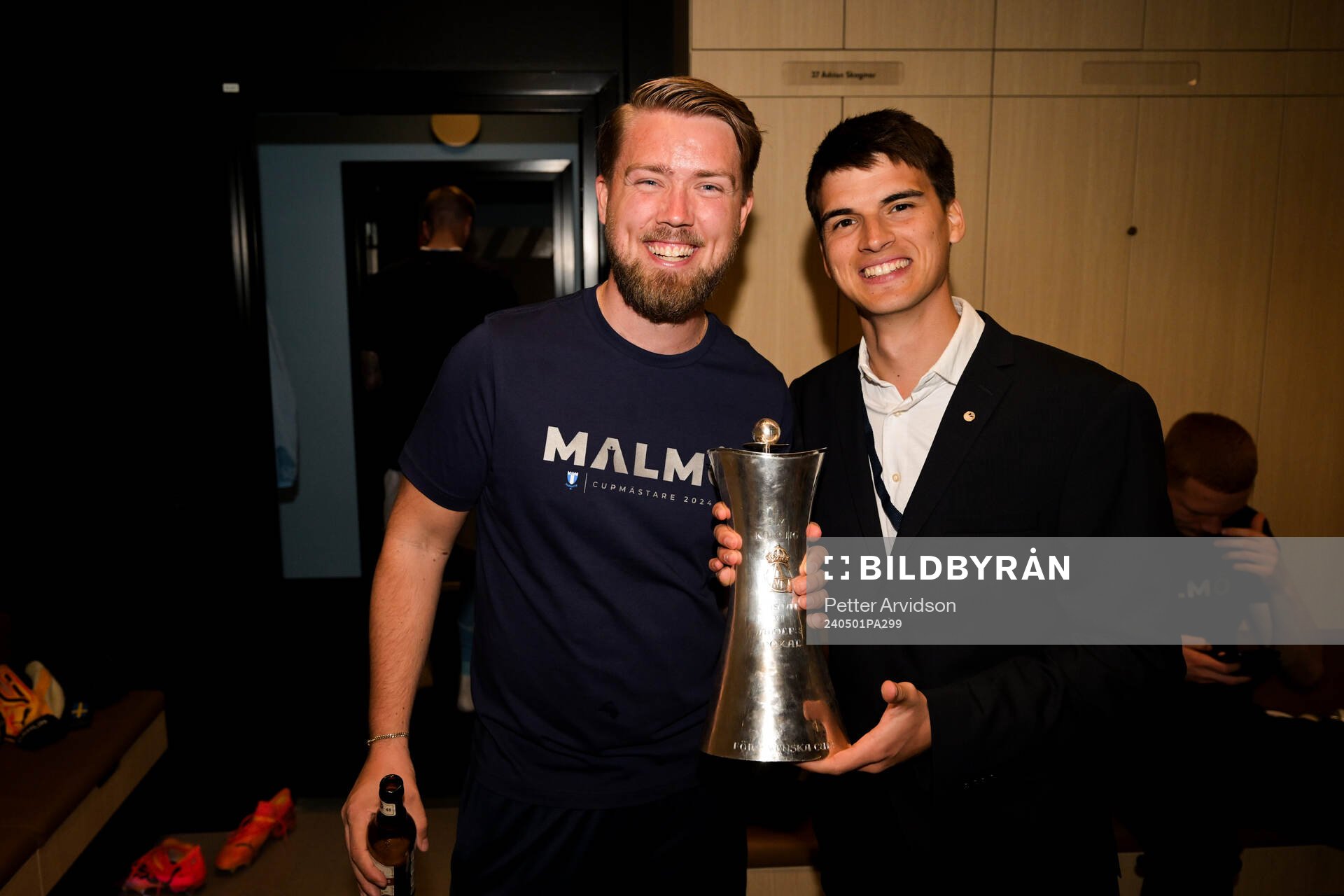 Malmö FFs assisterande tränare Theodor Olsson och tekniskt ansvarig för scouting Jaime Segura poserar med pokalen efter finalen i Svenska Cupen mellan Malmö FF och Djurgården den 1 maj 2024 i Malmö.