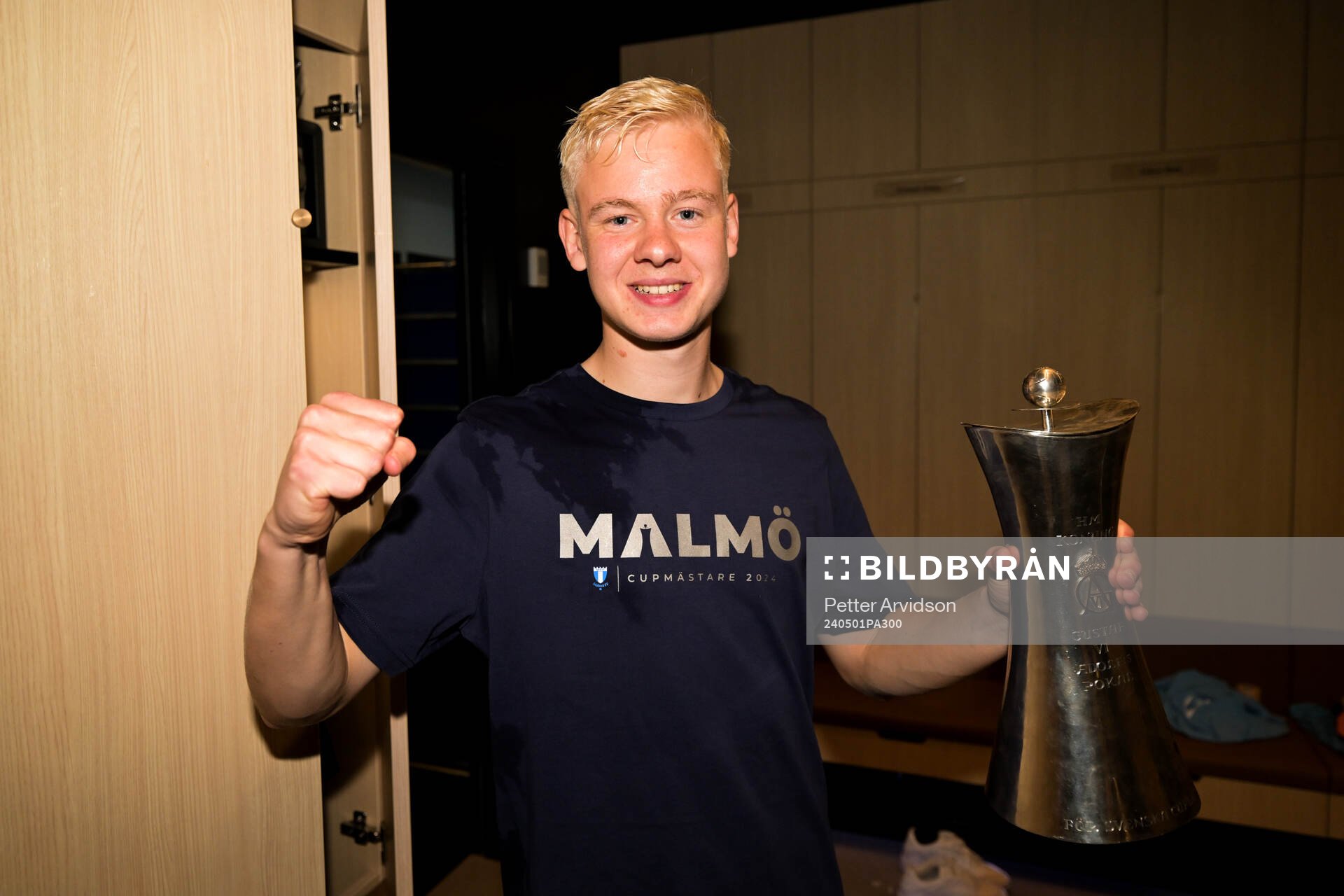 Malmö FFs Otto Rosengren poserar med pokalen