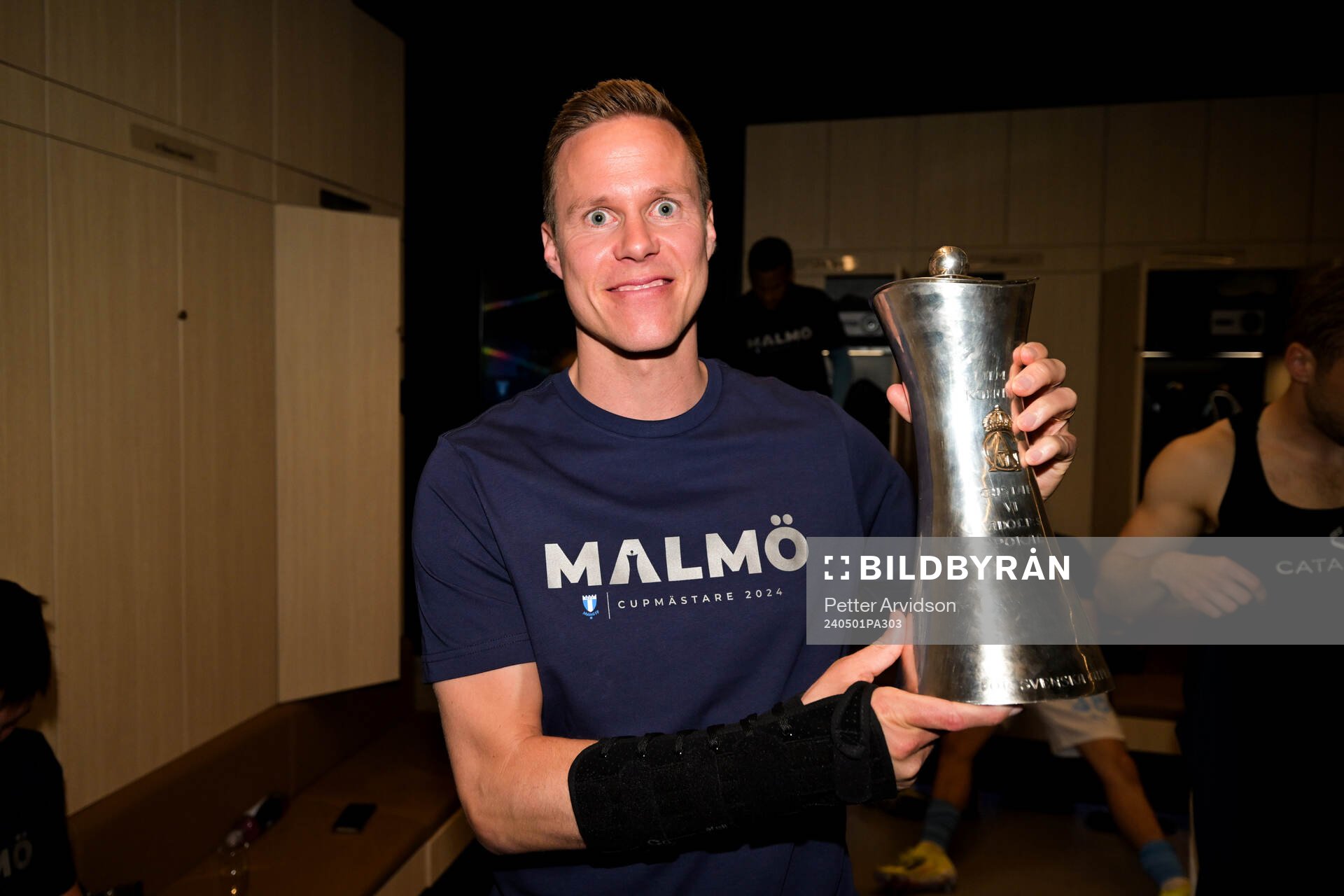 Malmö FFs Niklas Moisander poserar med pokalen
