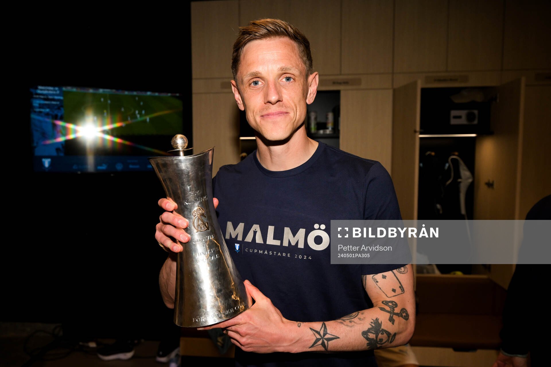 Malmö FFs Søren Rieks poserar med pokalen