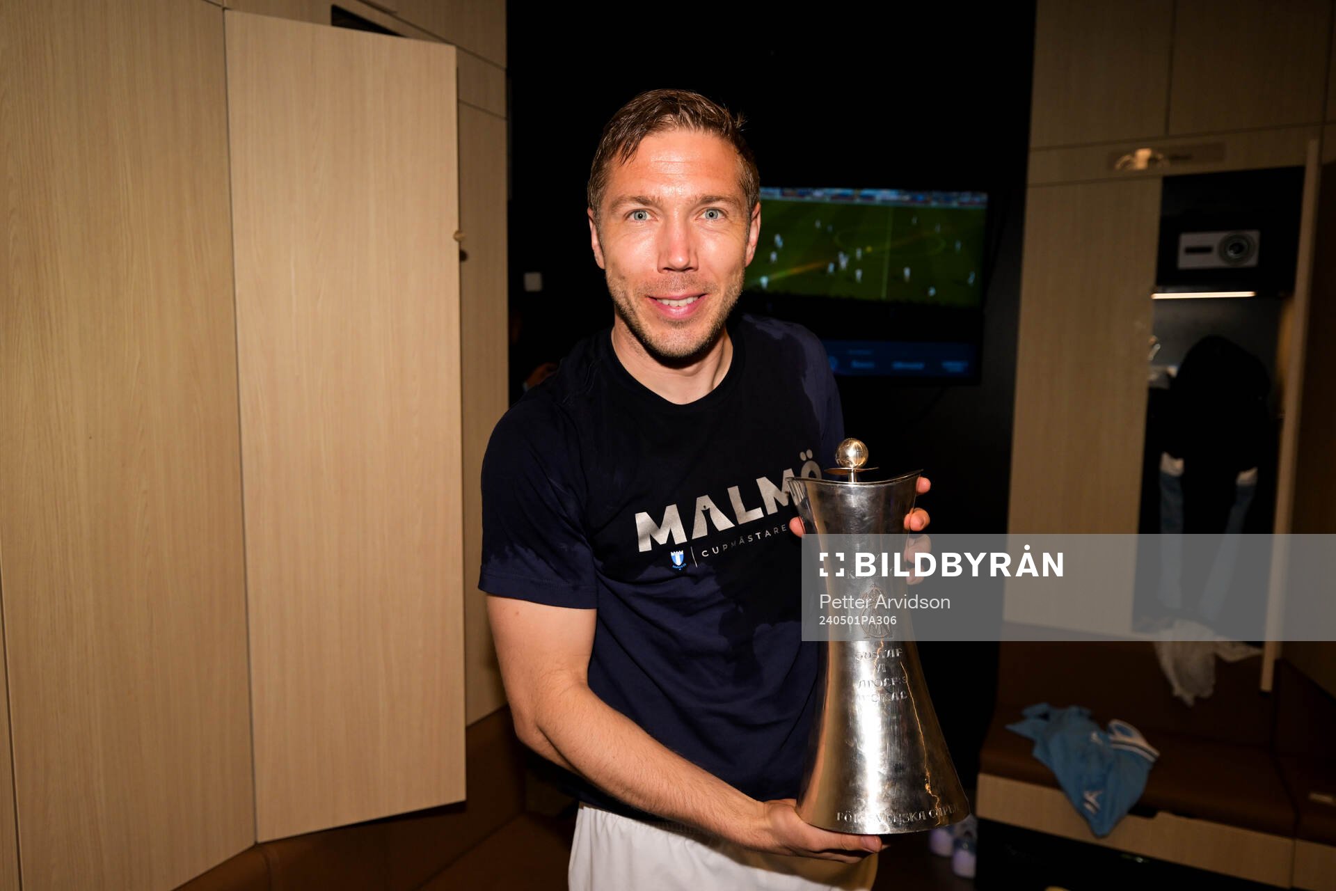 Malmö FFs Anton Tinnerholm poserar med pokalen