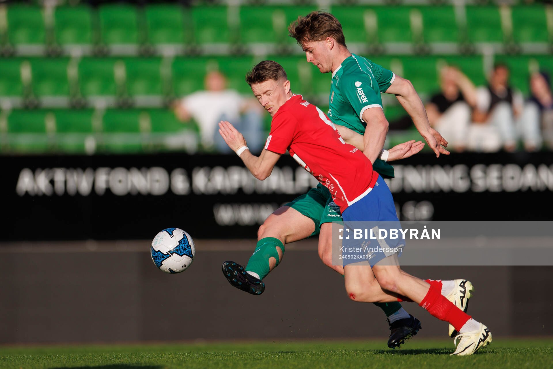 Landvetters Edvin Svalling och Varbergs Rasmus Cronvall under fotbollsmatchen i Div 2 Västra Götaland mellan Varbergs GIF och Landvetter den 2 maj 2024 i Varberg.