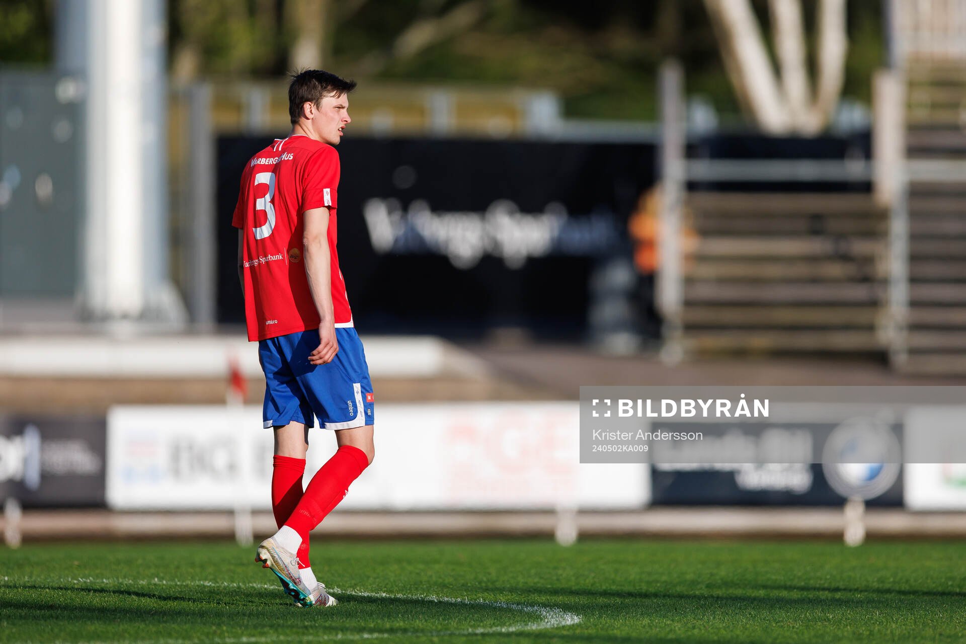 Varbergs Jesper Gunnarsson under fotbollsmatchen i Div 2 Västra Götaland mellan Varbergs GIF och Landvetter den 2 maj 2024 i Varberg.