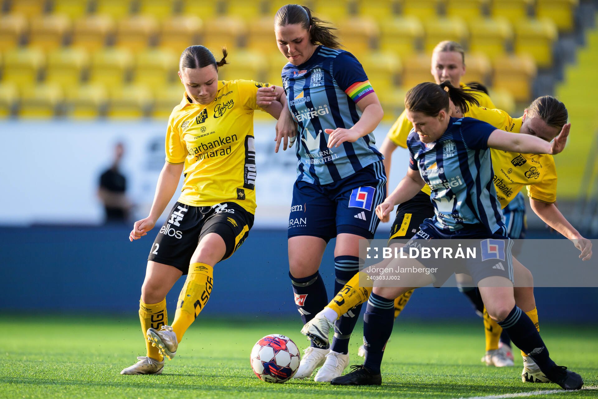 Elfsborgs Hedvig Petersson och Husqvarnas Isa Jansson och Moa Axelsson under fotbollsmatchen i Division 1 Mellersta mellan Elfsborg och Husqvarna den 3 maj 2024 i Borås.