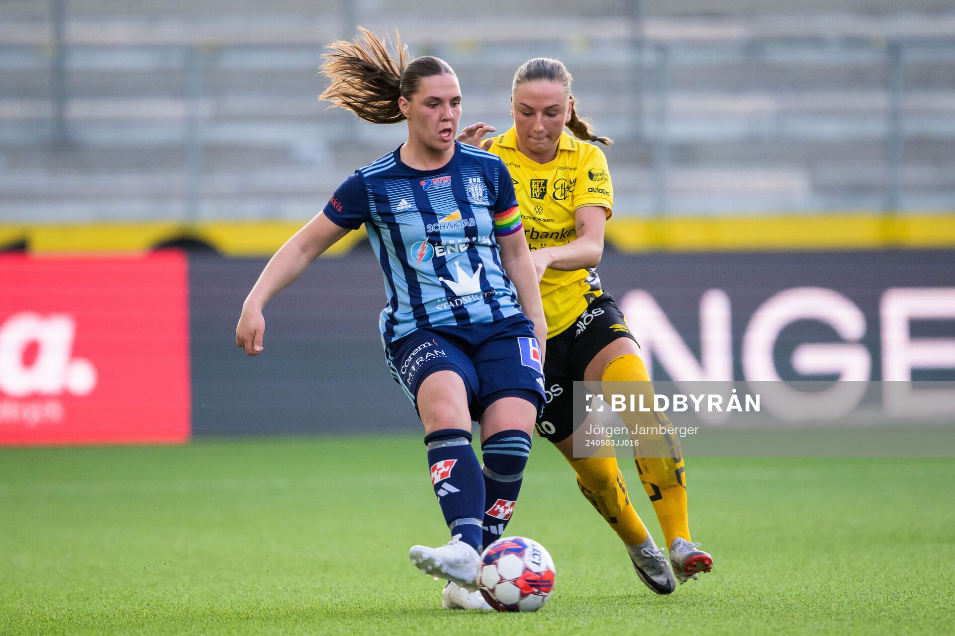 Husqvarnas Isa Jansson och Elfsborgs Stina Jensen under fotbollsmatchen i Division 1 Mellersta mellan Elfsborg och Husqvarna den 3 maj 2024 i Borås.