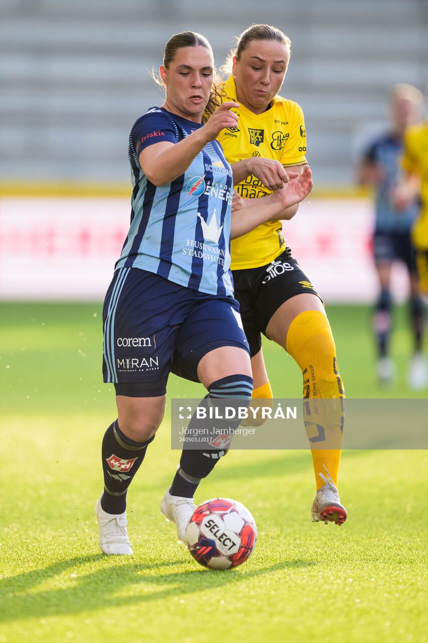 Husqvarnas Isa Jansson och Elfsborgs Stina Jensen under fotbollsmatchen i Division 1 Mellersta mellan Elfsborg och Husqvarna den 3 maj 2024 i Borås.