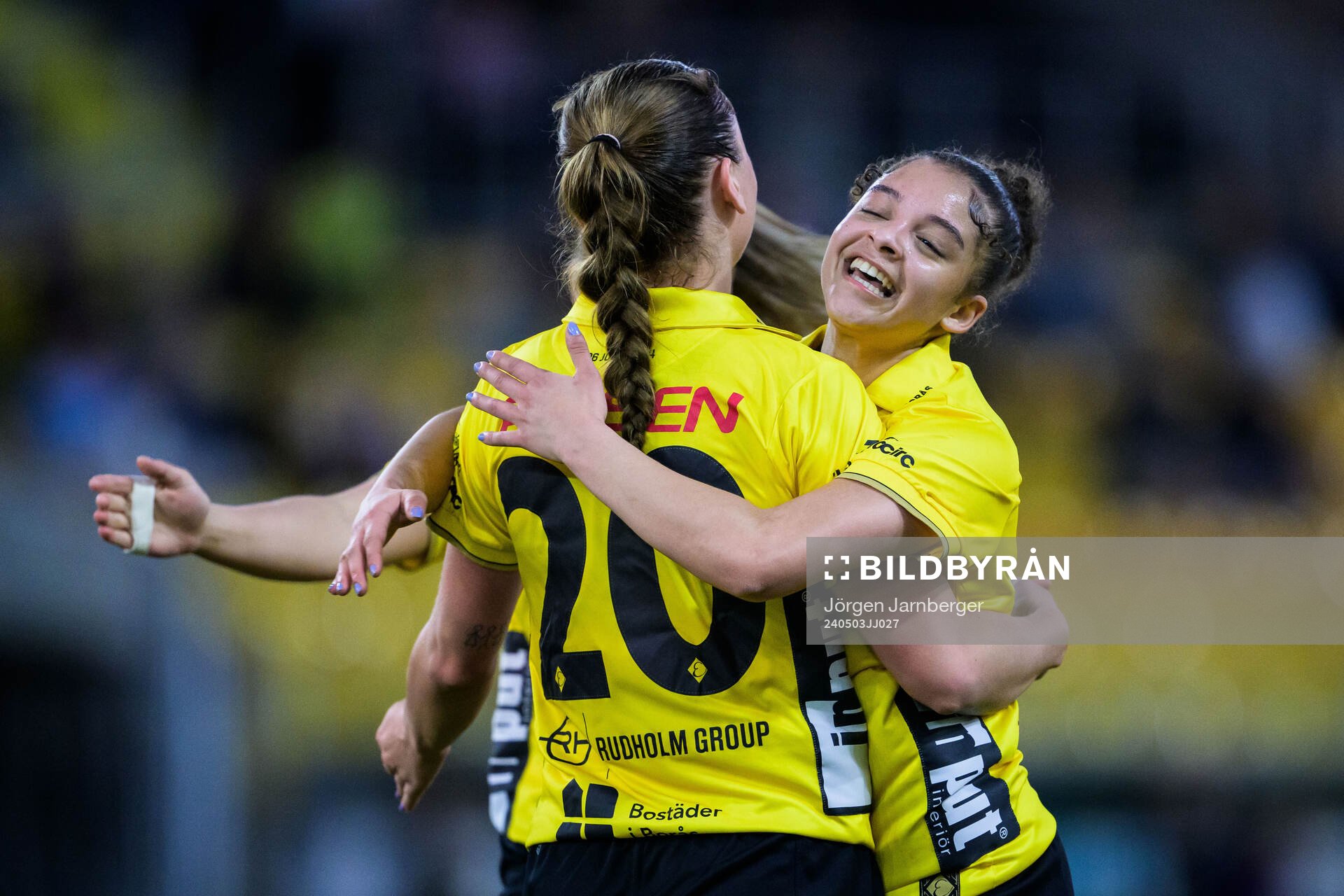 Elfsborgs Stina Jensen jublar efter 3-1 och Jennifer Brinck under fotbollsmatchen i Division 1 Mellersta mellan Elfsborg och Husqvarna den 3 maj 2024 i Borås.