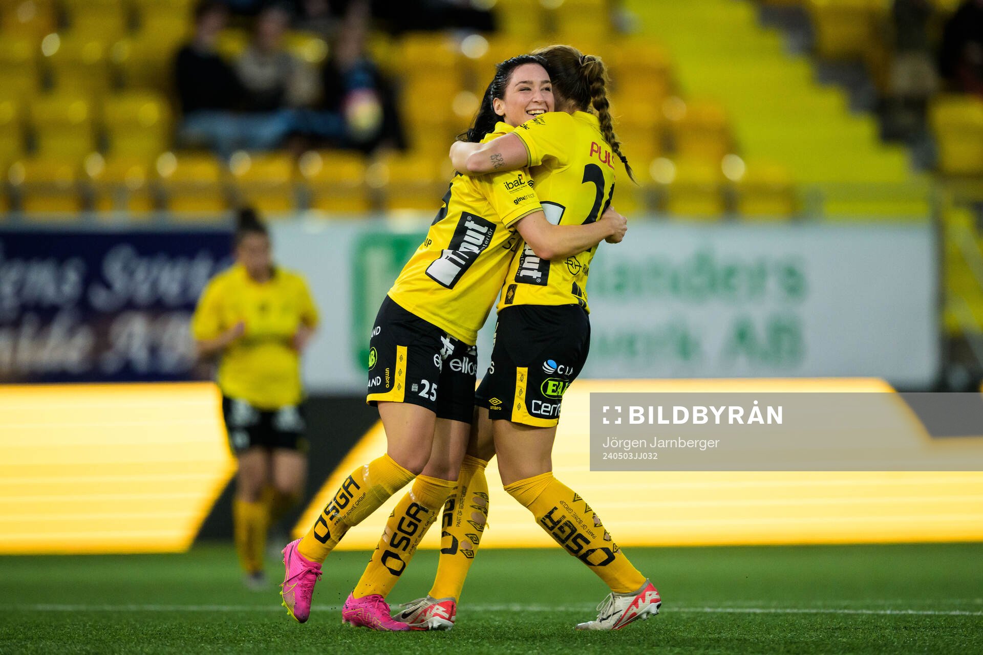 Elfsborgs Stina Jensen och Izabella Bergström jublar