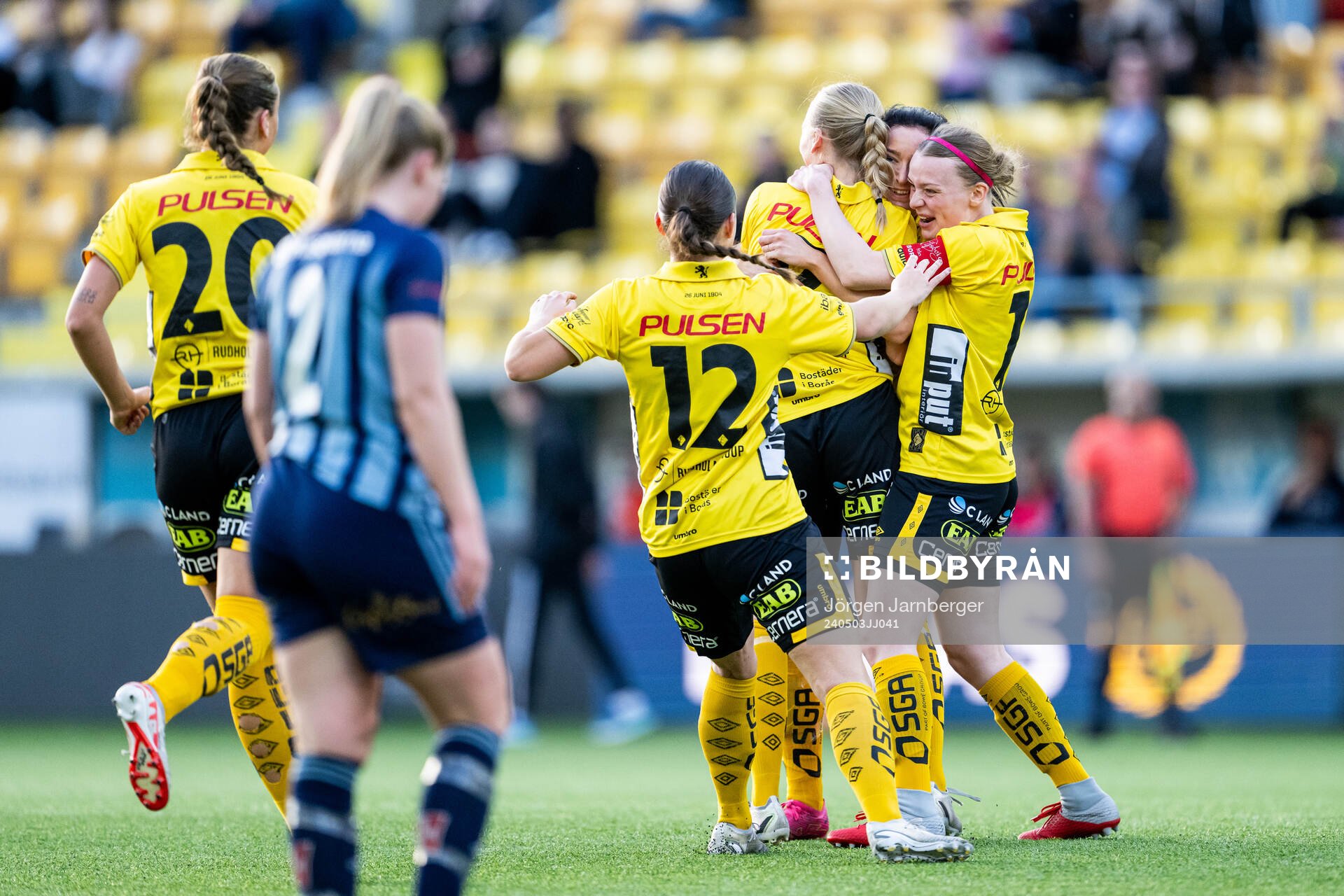 Elfsborgs Izabella Bergström jublar med Leann Nyström
