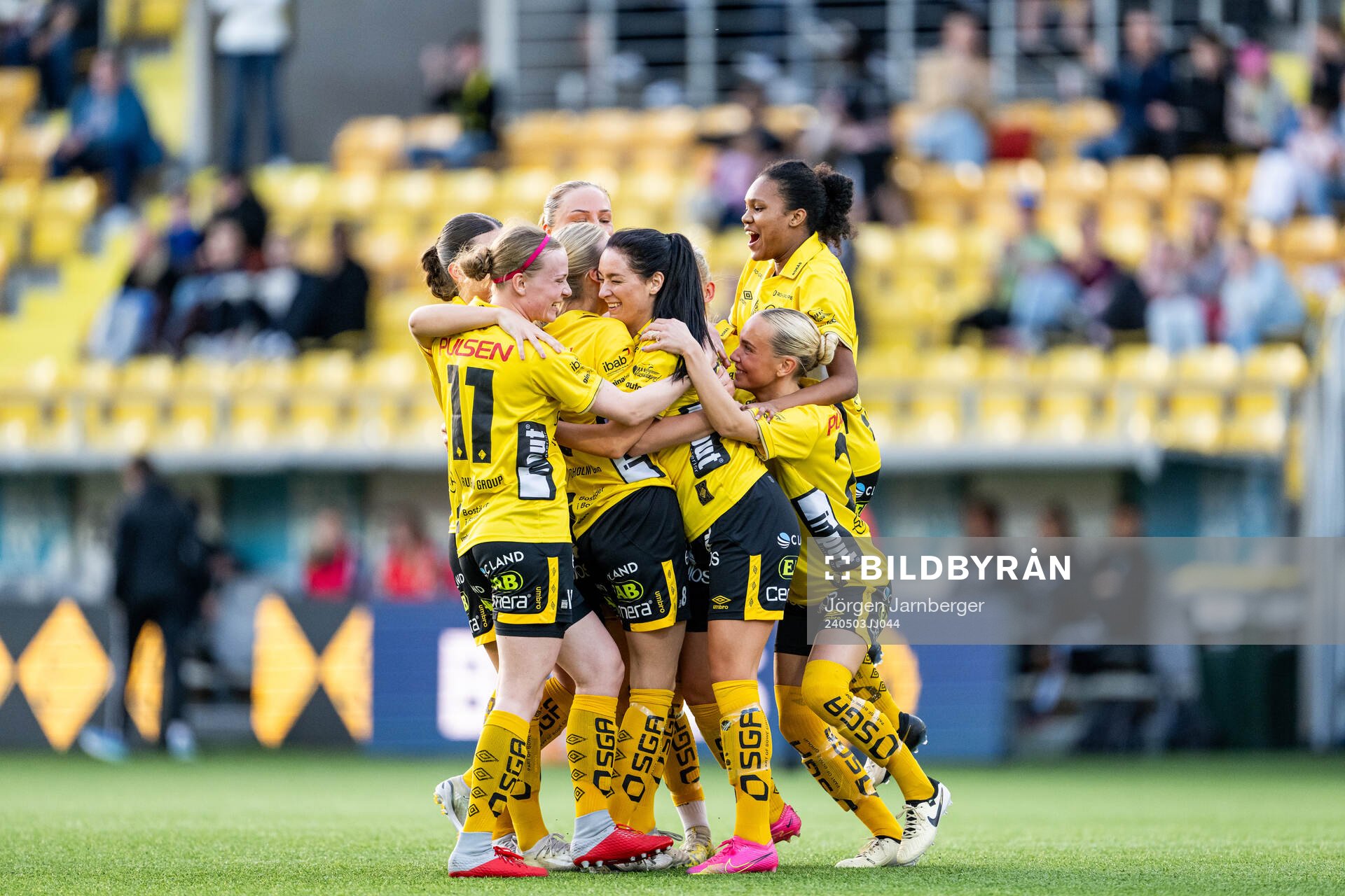 Elfsborgs Izabella Bergström jublar med Leann Nyström,