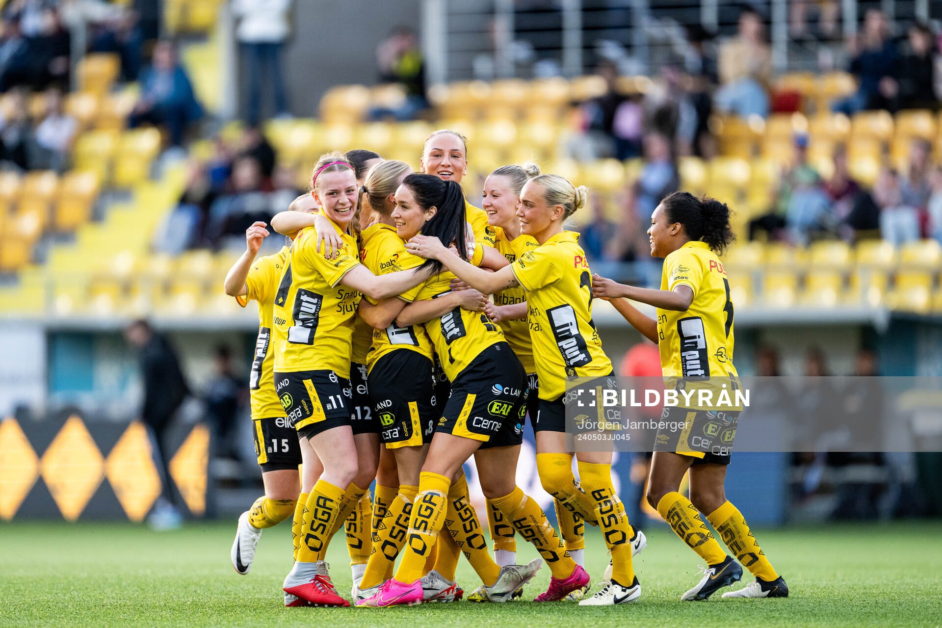 Elfsborgs Izabella Bergström jublar med Leann Nyström,