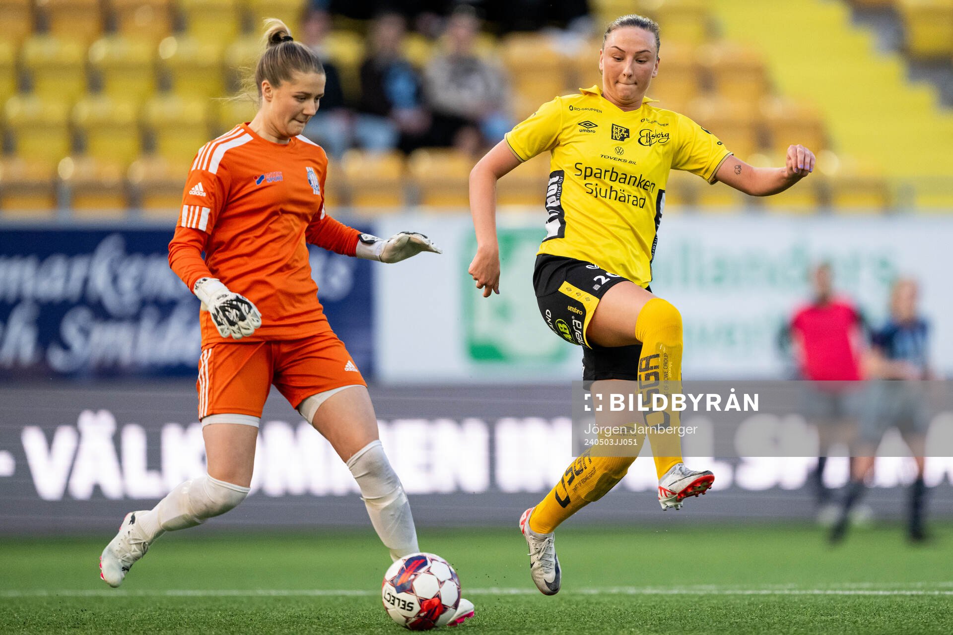 Husqvarnas Wilma Edman och Elfsborgs Stina Jensen under fotbollsmatchen i Division 1 Mellersta mellan Elfsborg och Husqvarna den 3 maj 2024 i Borås.