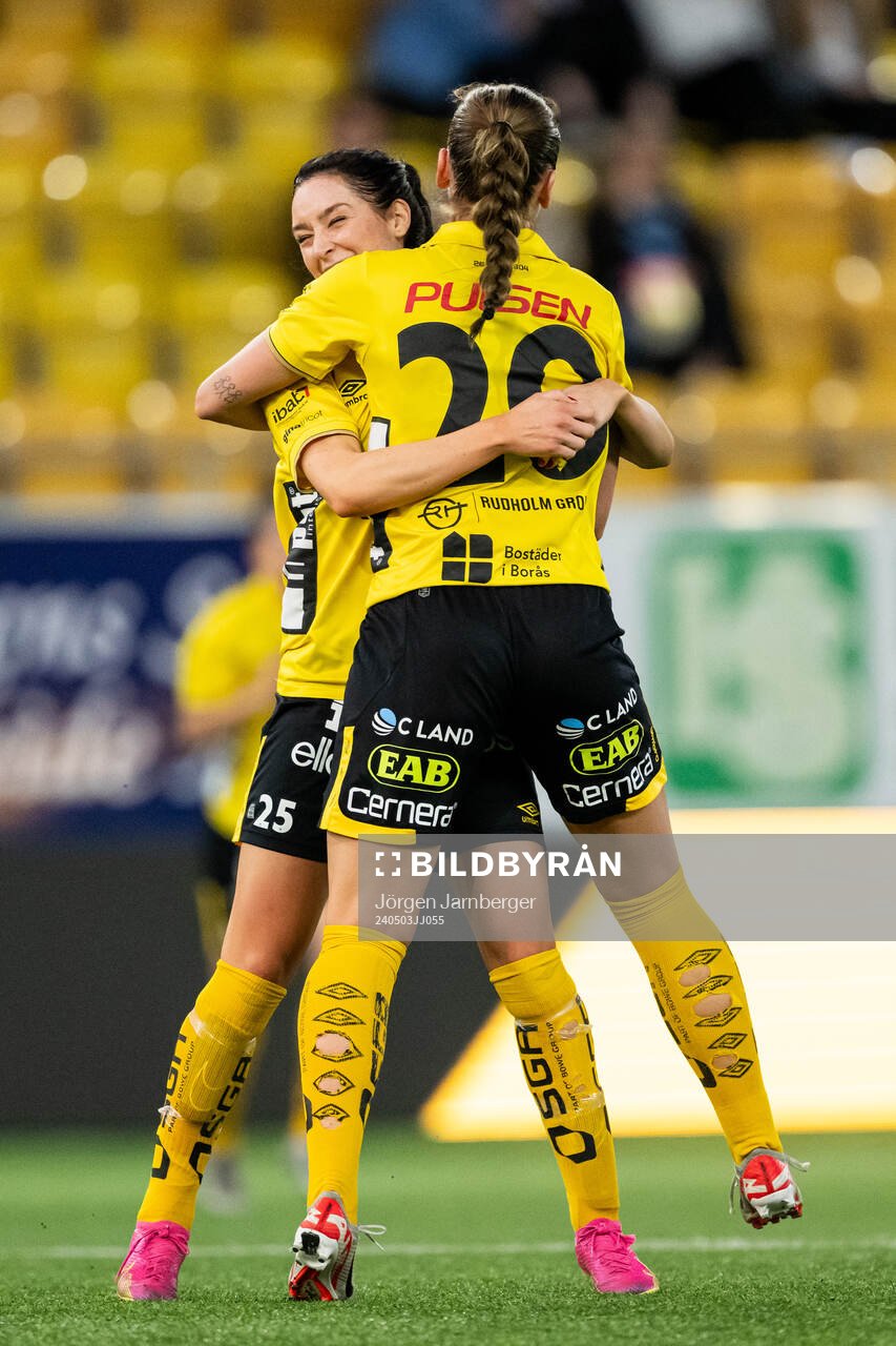 Elfsborgs Izabella Bergström jublar efter 2-1 med Stina Jensen (rygg mot kameran) under fotbollsmatchen i Division 1 Mellersta mellan Elfsborg och Husqvarna den 3 maj 2024 i Borås.