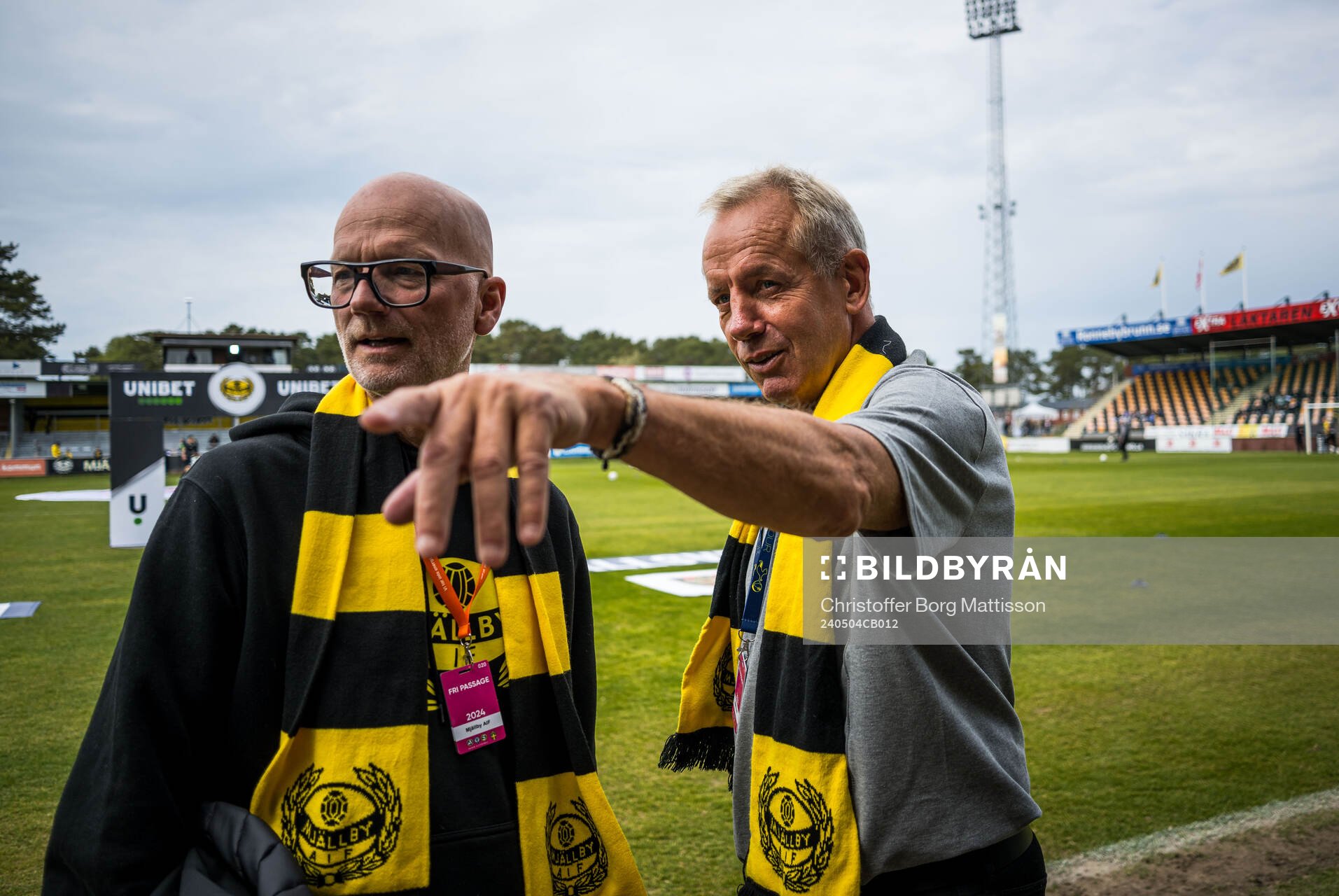 Mjällbys ordförande Magnus Emeus och sportchef Hasse Larsson inför fotbollsmatchen i Allsvenskan mellan Mjällby och Brommapojkarna den 4 maj 2024 i Hällevik.