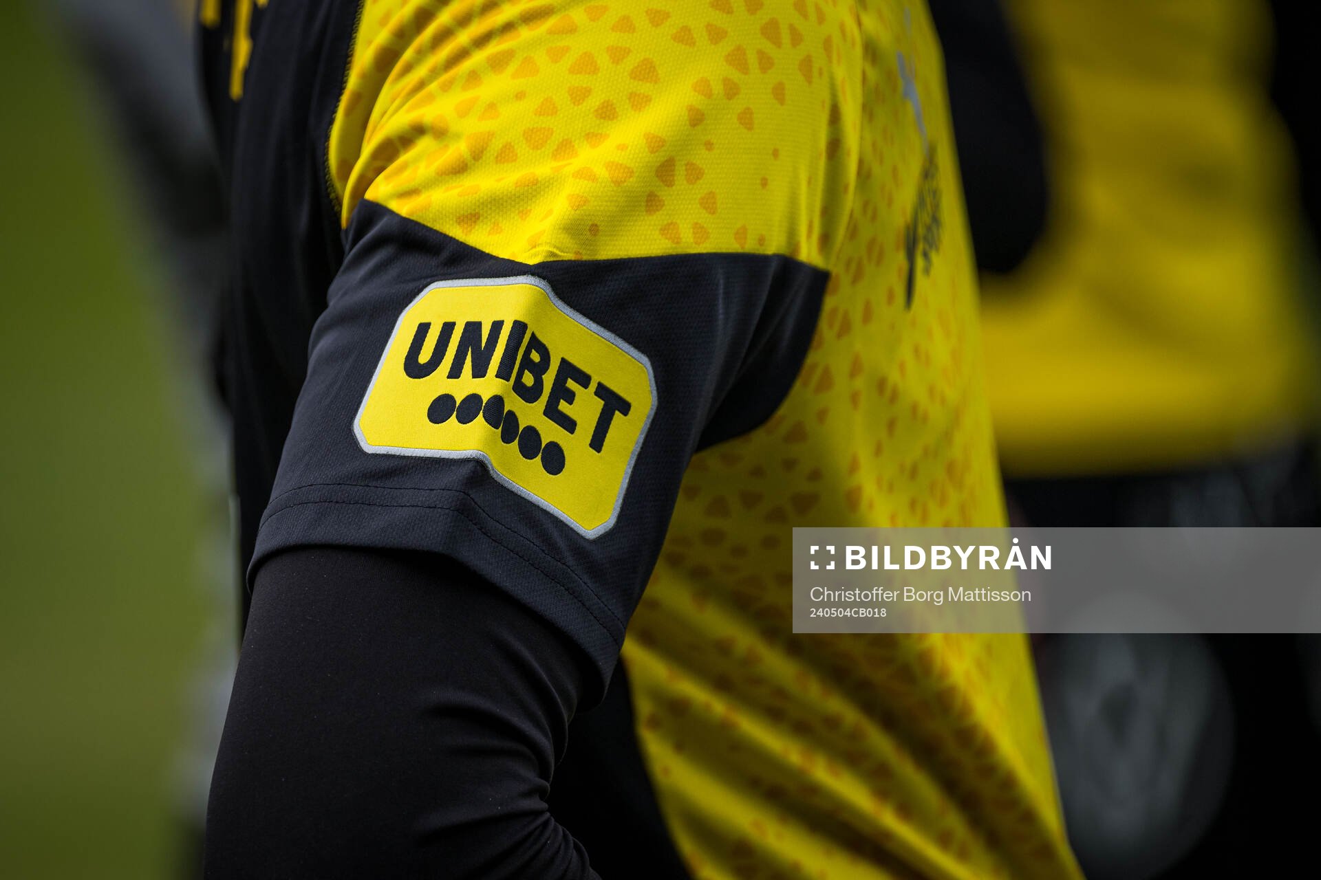 Unibets logotype på en arm under fotbollsmatchen i Allsvenskan mellan Mjällby och Brommapojkarna den 4 maj 2024 i Hällevik.