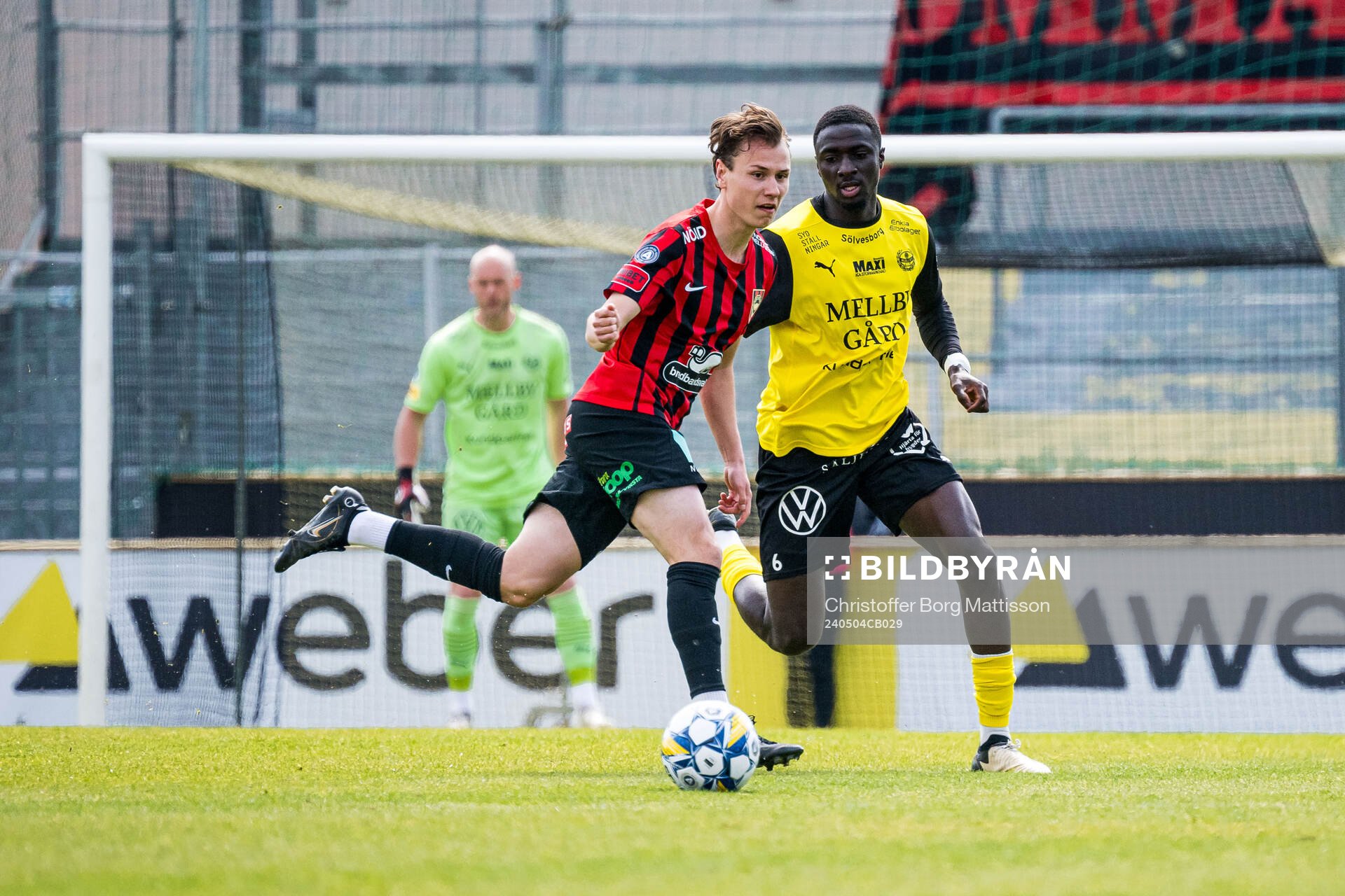 Brommapojkarnas Alex Timossi Andersson och Mjällbys Seedy