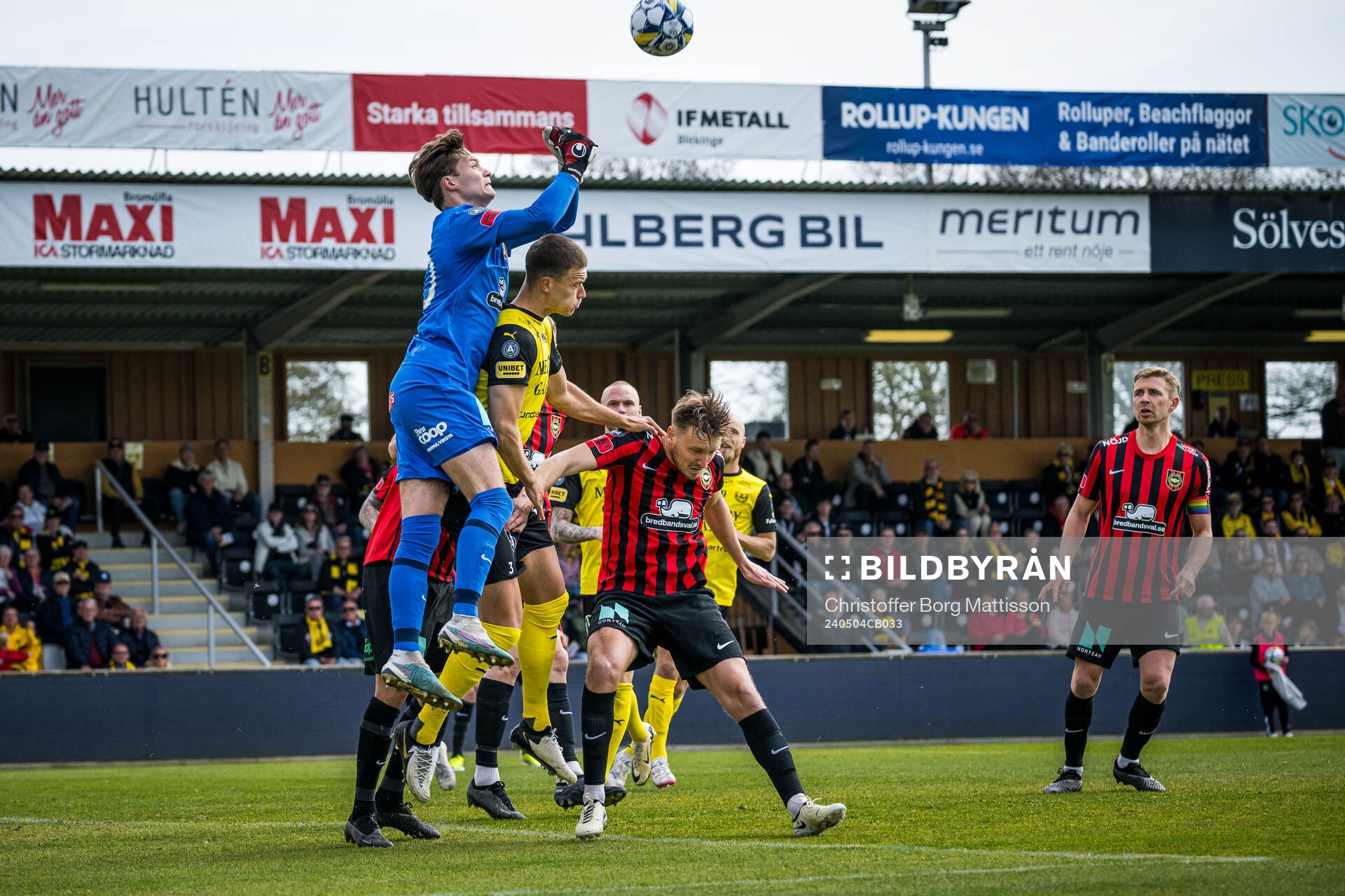 Brommapojkarnas målvakt Filip Sidklev och Mjällbys Arvid