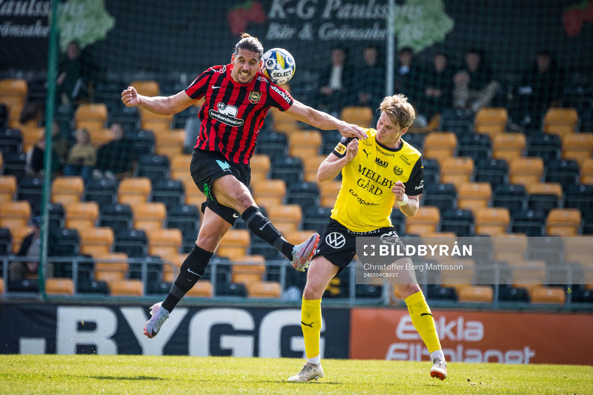 Brommapojkarnas Nikola Vasic och Mjällbys Jacob Kiilerich