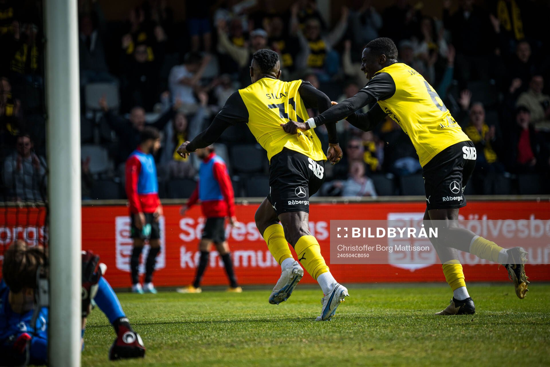 Mjällbys Silas Nwankwo och Seedy Imam Jagne jublar