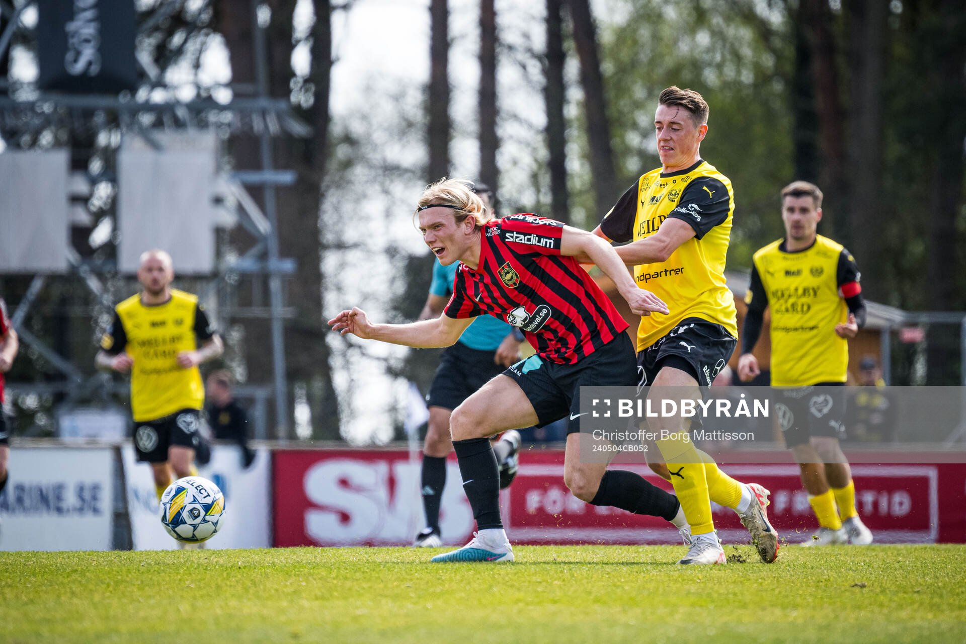 Brommapojkarnas Alexander Jensen och Mjällbys Elliot Stroud