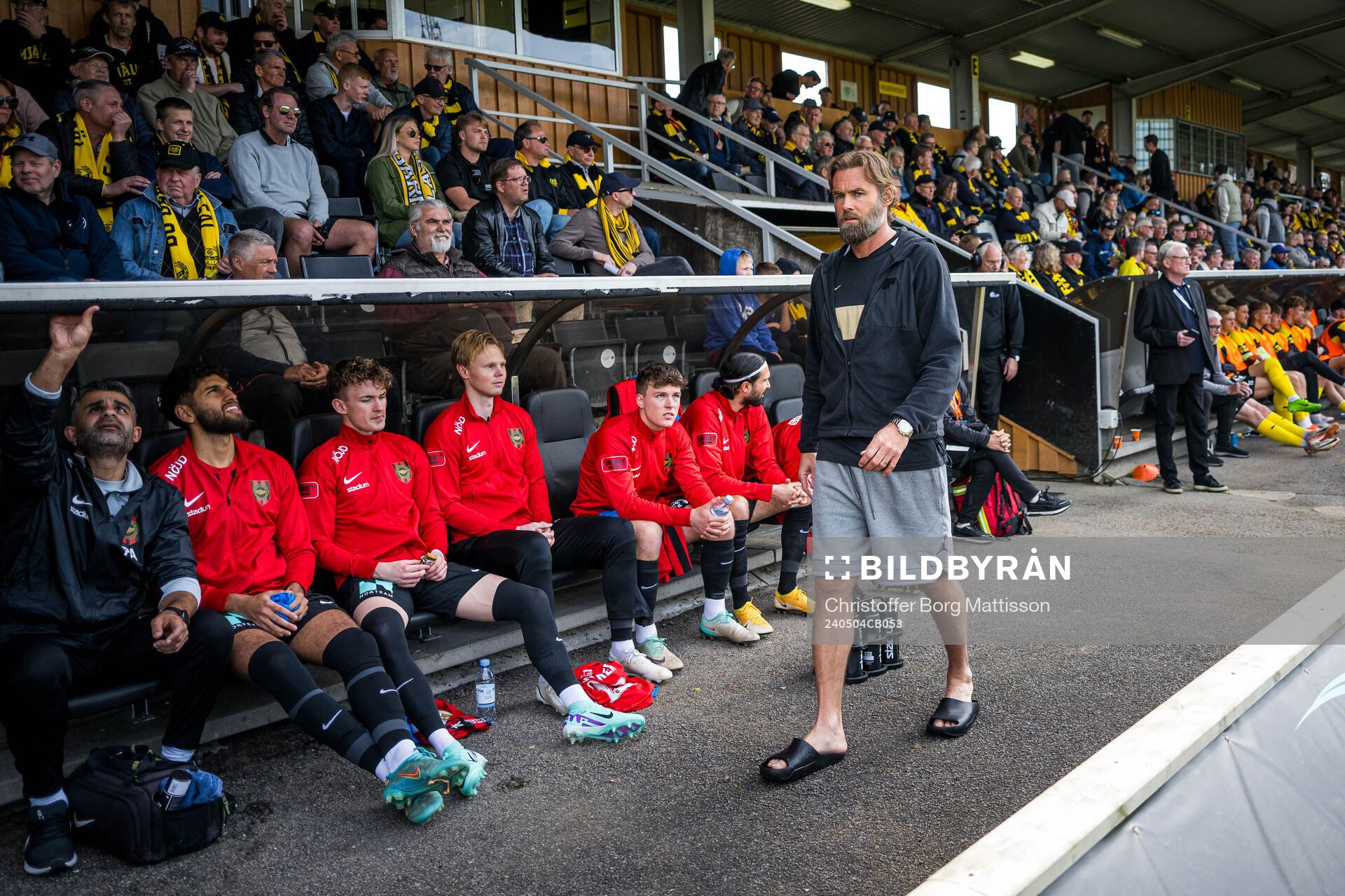 Brommapojkarnas tränare Olof Mellberg under fotbollsmatchen i Allsvenskan mellan Mjällby och Brommapojkarna den 4 maj 2024 i Hällevik.