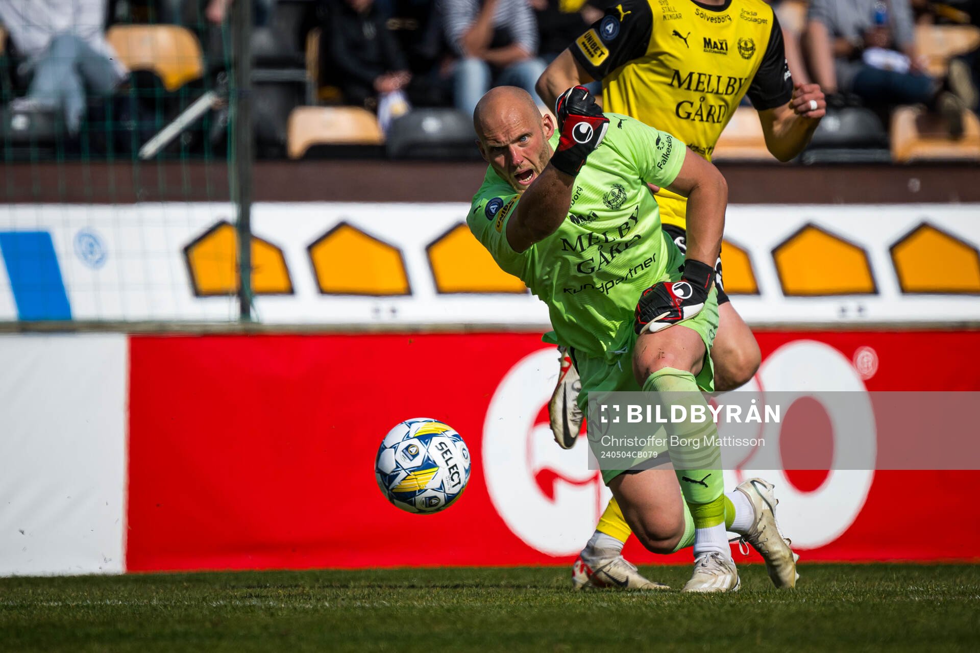 Mjällbys Alexander Lundin under fotbollsmatchen i Allsvenskan mellan Mjällby och Brommapojkarna den 4 maj 2024 i Hällevik.