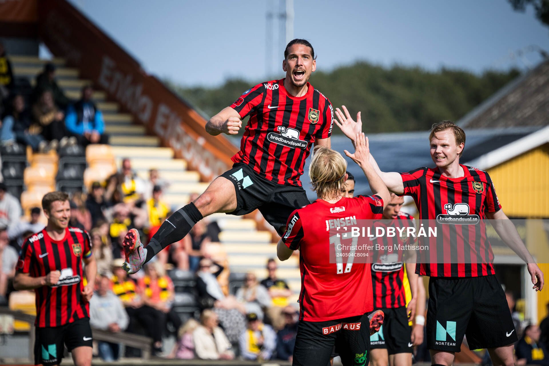 Brommapojkarnas Nikola Vasic jublar efter 1-1 under fotbollsmatchen i Allsvenskan mellan Mjällby och Brommapojkarna den 4 maj 2024 i Hällevik.