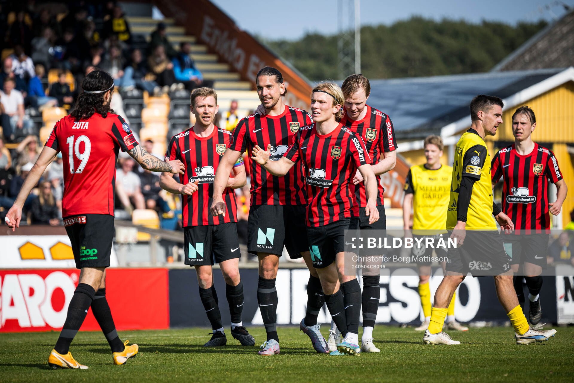 Brommapojkarnas Nikola Vasic jublar med Leonard Zuta, Ludvig Fritzson och Alexander Jensen efter 1-1 under fotbollsmatchen i Allsvenskan mellan Mjällby och Brommapojkarna den 4 maj 2024 i Hällevik. 