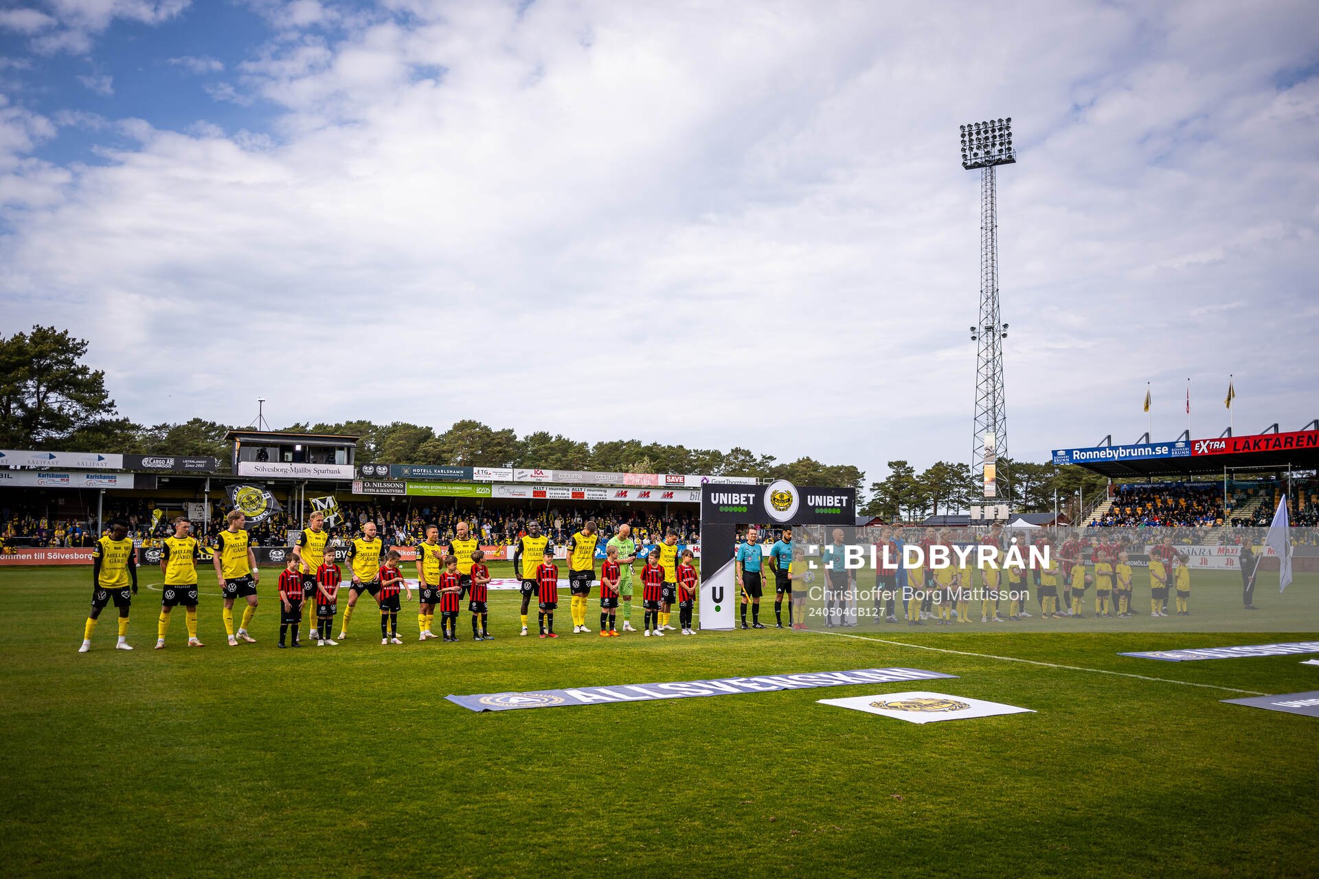 Mjällbys och Brommapojkarnas spelare vid lineup