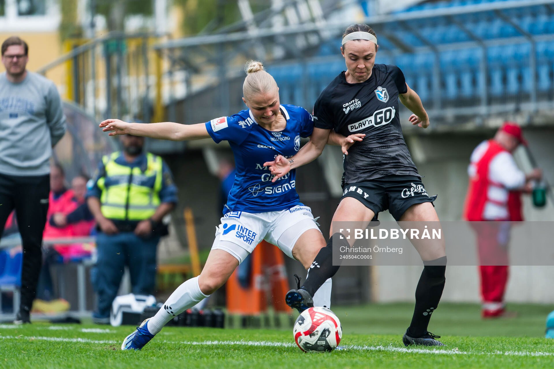 Trelleborgs Lova Sternfeldt och Växjö DFFs Larkin Russel under fotbollsmatchen i Damallsvenskan mellan Trelleborg och Växjö DFF den 4 maj 2024 i Trelleborg.