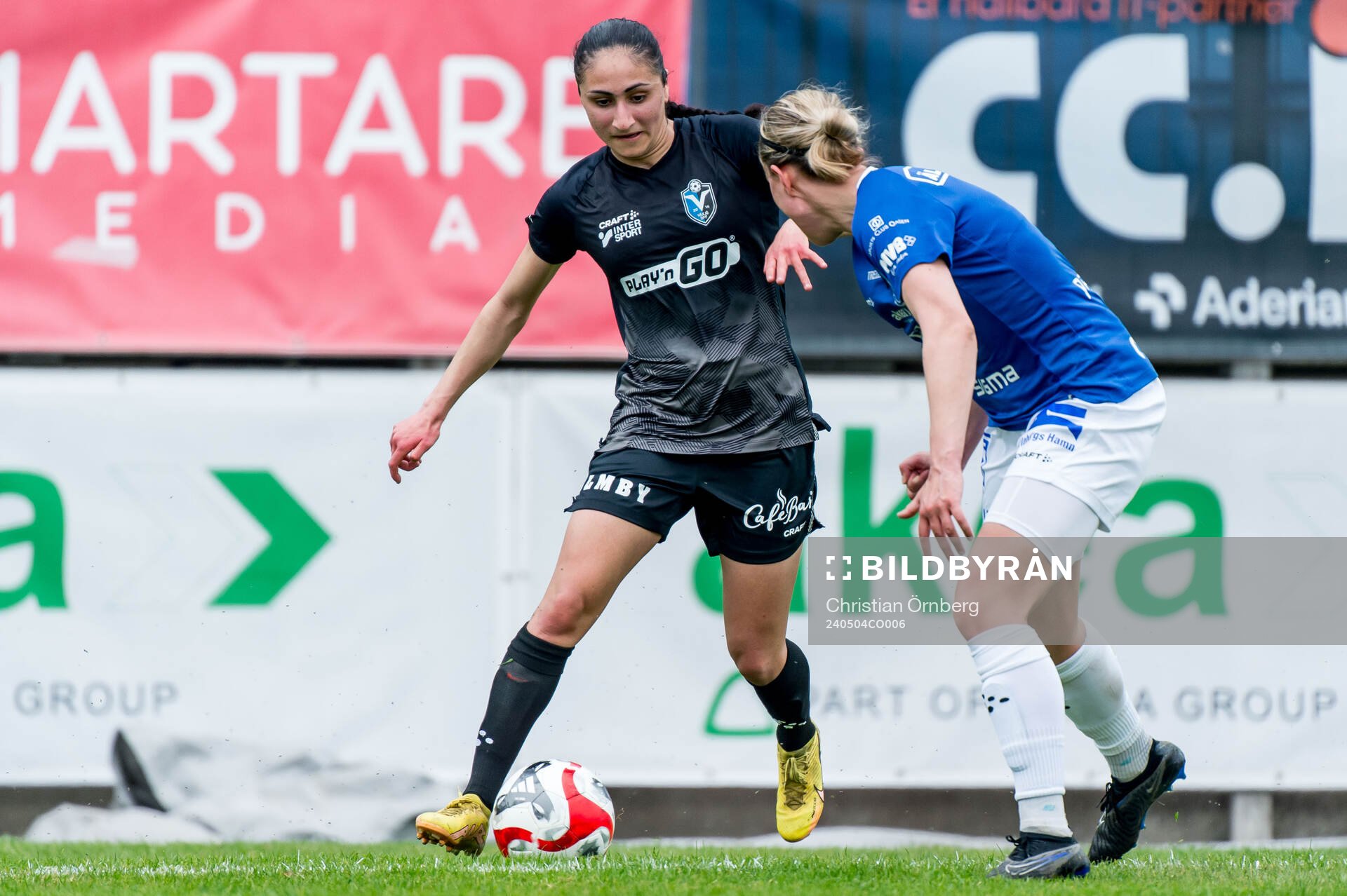 Växjö DFFs Nesrin Akgun och Trelleborgs Viktoria Persson