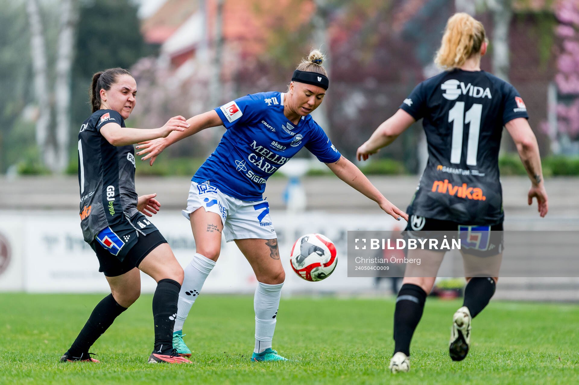 Trelleborgs Linnea Prambrant och Växjö DFFs Heidi Elisabeth Ellingsen och Sophia Redenstrand under fotbollsmatchen i Damallsvenskan mellan Trelleborg och Växjö DFF den 4 maj 2024 i Trelleborg.