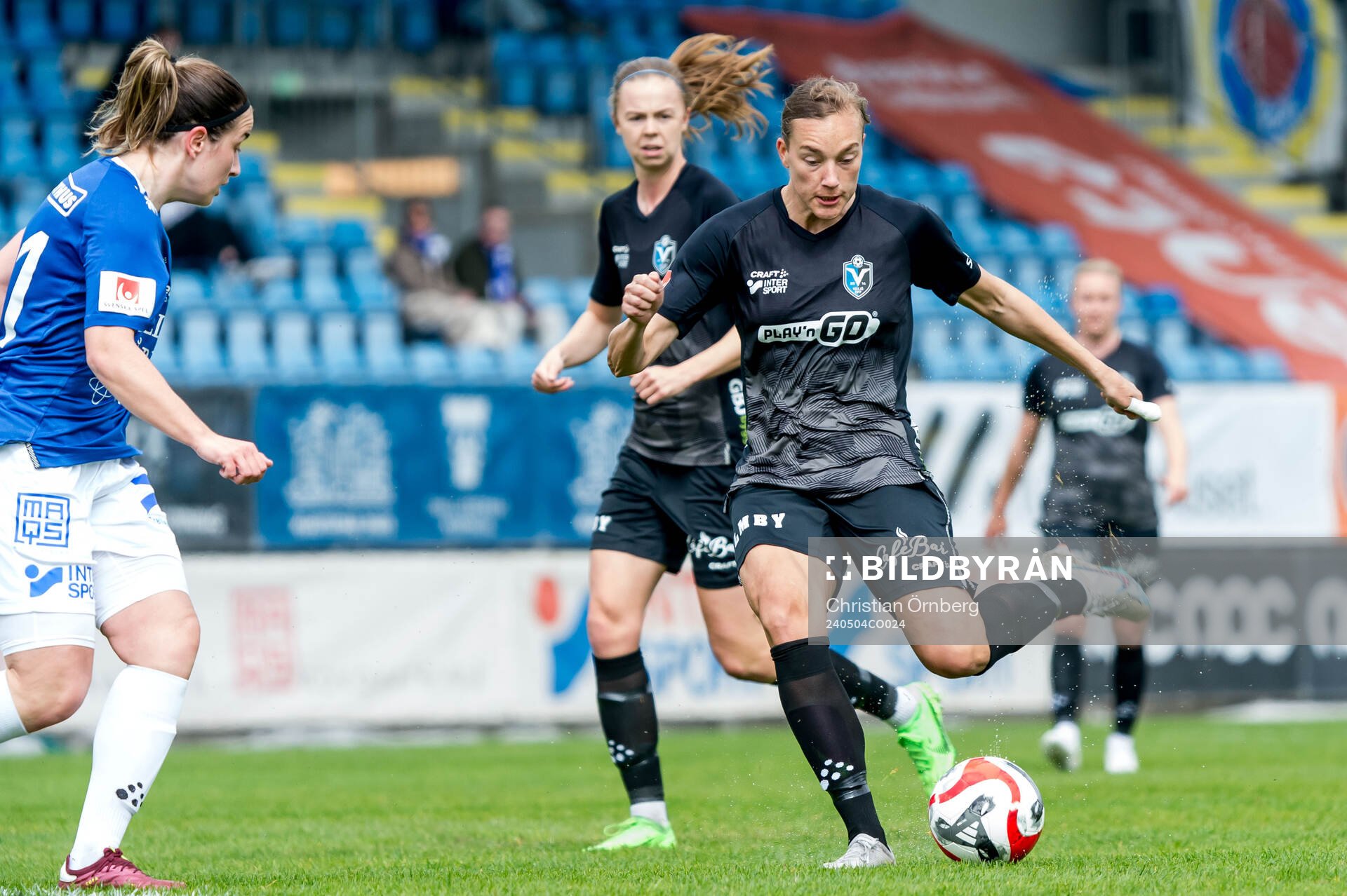 Växjö DFFs Jenny-Julia Danielsson och Trelleborgs Edina Filekovic under fotbollsmatchen i Damallsvenskan mellan Trelleborg och Växjö DFF den 4 maj 2024 i Trelleborg.